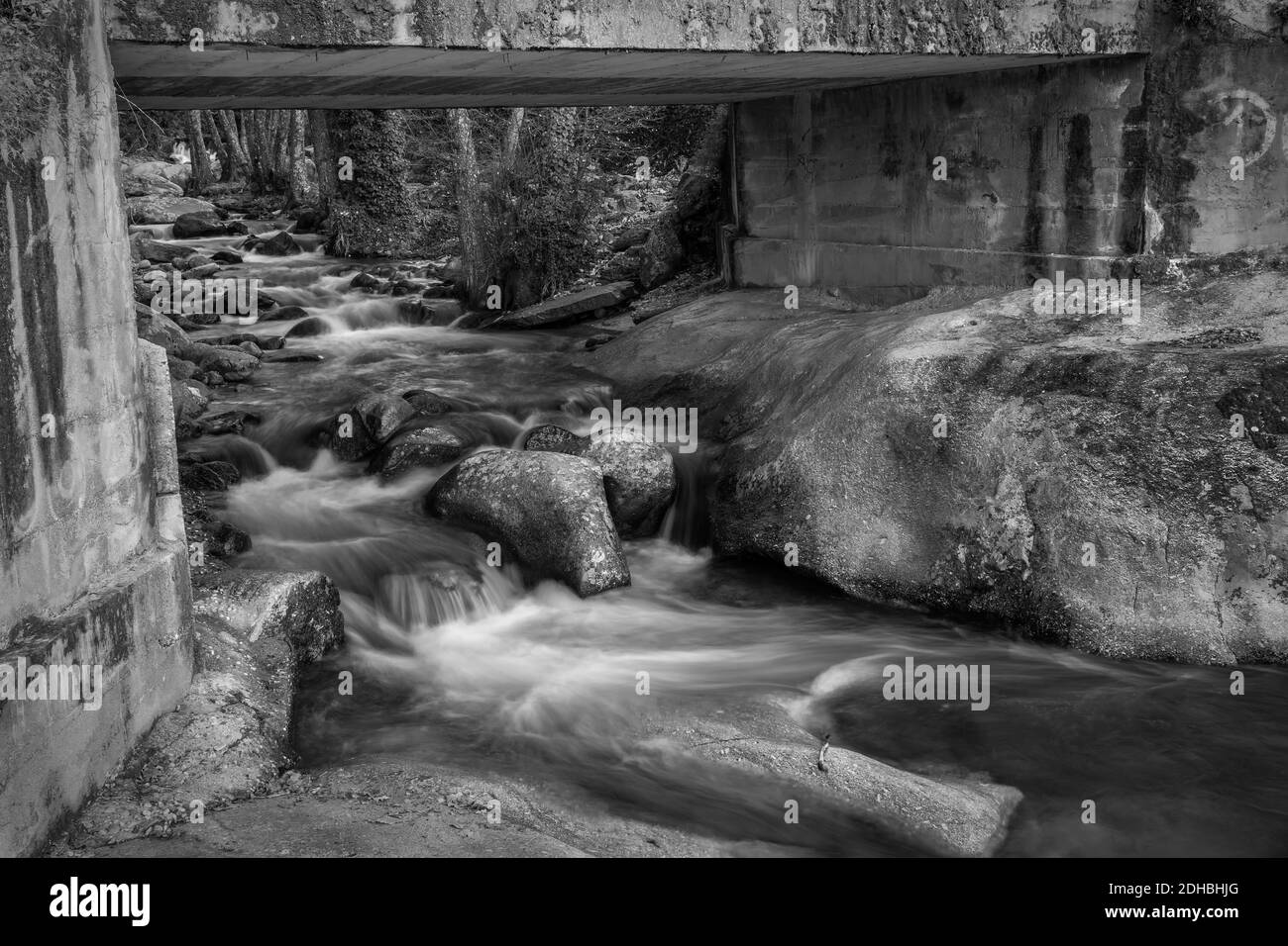 A grayscale shot of the flowing river in the Garganta la Olla, Caceres, Extremadura, Spain Stock Photo