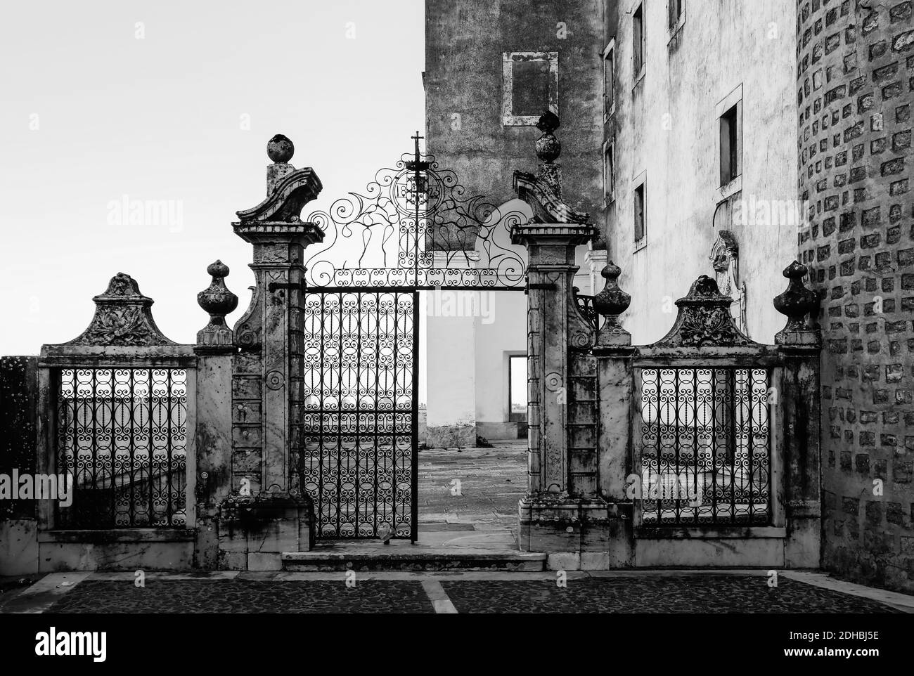 Black latticework hi-res stock photography and images - Alamy