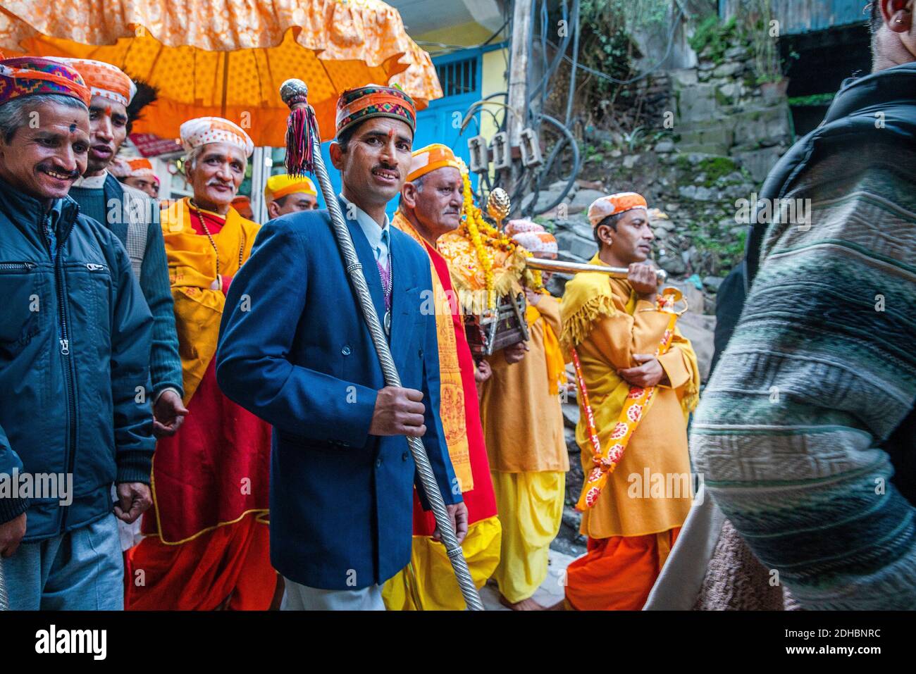 11022019 Kullu , people in yellow in holiday hindu dress ndia . Holly
