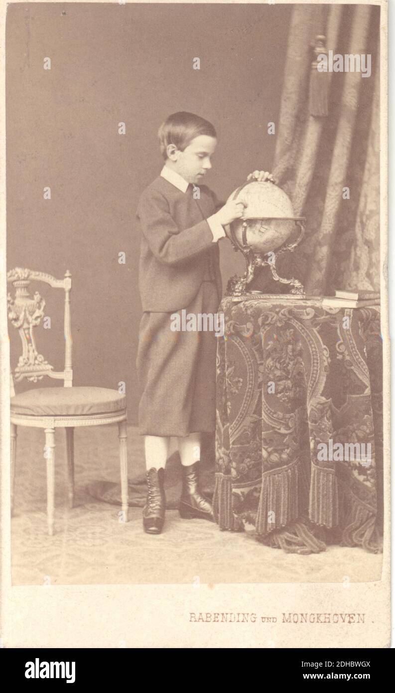 Kronprinz Rudolf als Kind betrachtet einen Globus. Stock Photo