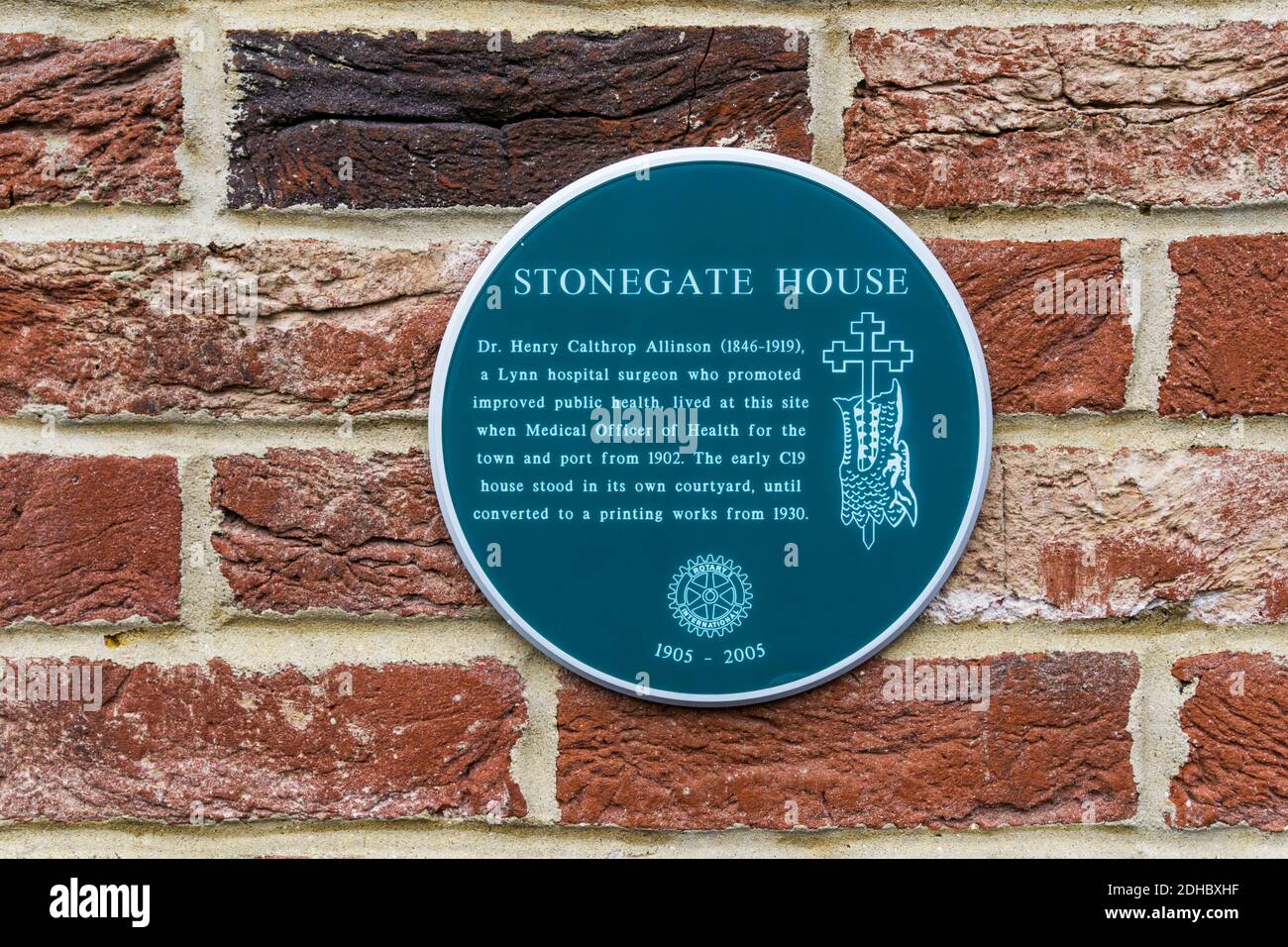 A green plaque on the site of Stonegate House in King's Lynn. The home of Dr Henry Calthrop Allinson. Details in description. Stock Photo