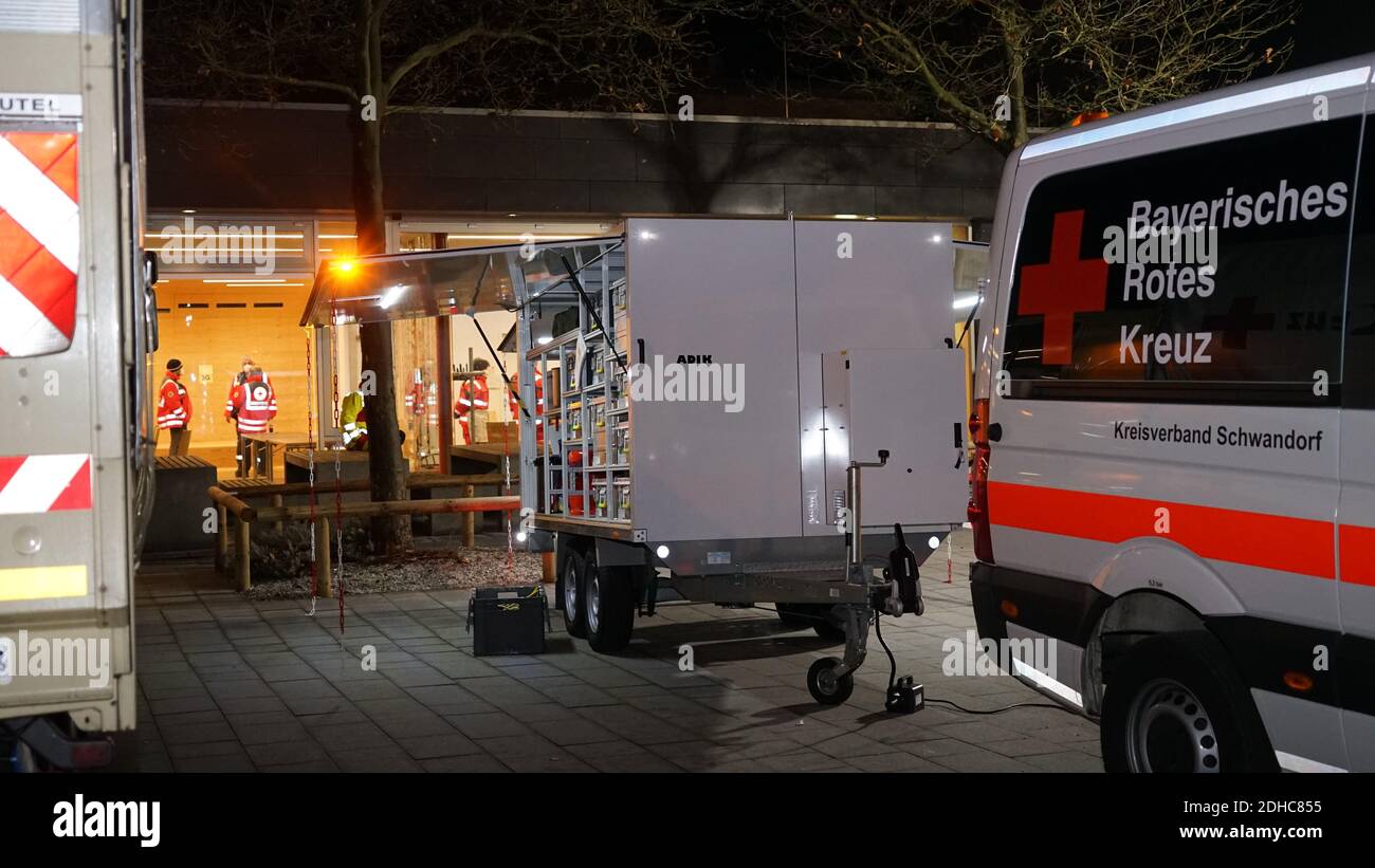 Burglengenfeld, Germany. 10th Dec, 2020. Emergency forces are preparing for the evacuation of a senior citizens' residence at the Sophie Scholl Middle School. There have been two recent cases of corona mass infections in Bavaria: In the Upper Palatinate, the Schwandorf District Office had a nursing home in Burglengenfeld partially evacuated on Thursday evening. Credit: Hanke/Vifogra/dpa/Alamy Live News Stock Photo