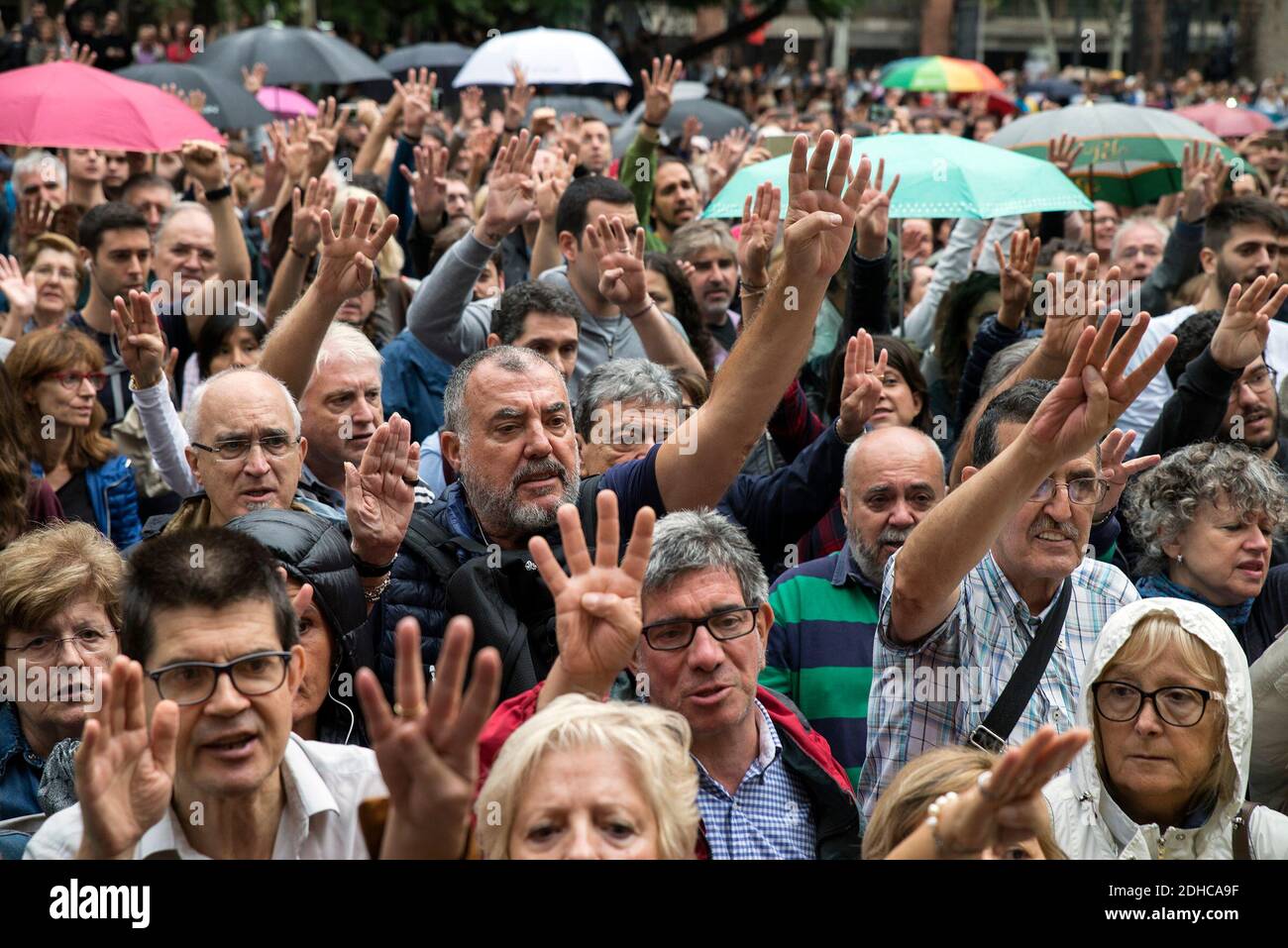 Hundreds of people sings tyical catalan songs while they wait to vote at Escola de Treball school for the Catalonian independence referendum. The referendum is considered by the central government as a violation of the Spanish constitution. Barcelona, Spain, on October 01, 2017. Photo by Nicolas Carvalho Ochoa/ABACAPRESS.COM Stock Photo