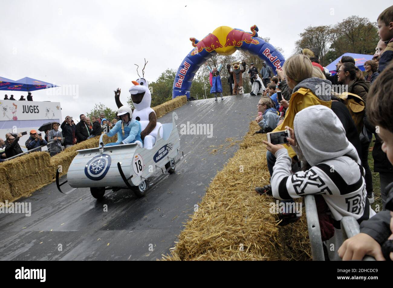 Olaf from Frozen movie at Red Bull Caisses a Savon in Paris, France on  October 1, 2017. Around 50 cars are being driven in Parc de Saint Cloud.  Photo by Alain Apaydin/ABACAPRESS.COM