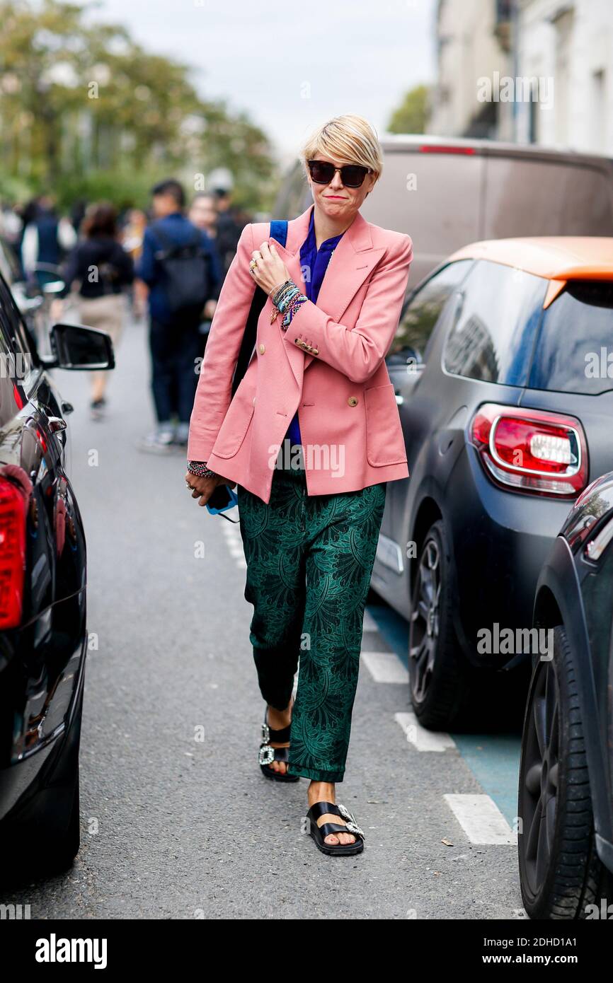 Street style, Elisa Nalin arriving at Giambattista Valli Spring-Summer 2018  show held at Boulevard Pereire, Paris, France, on October 2nd, 2017. Photo  by Marie-Paola Bertrand-Hillion/ABACAPRESS.COM Stock Photo - Alamy