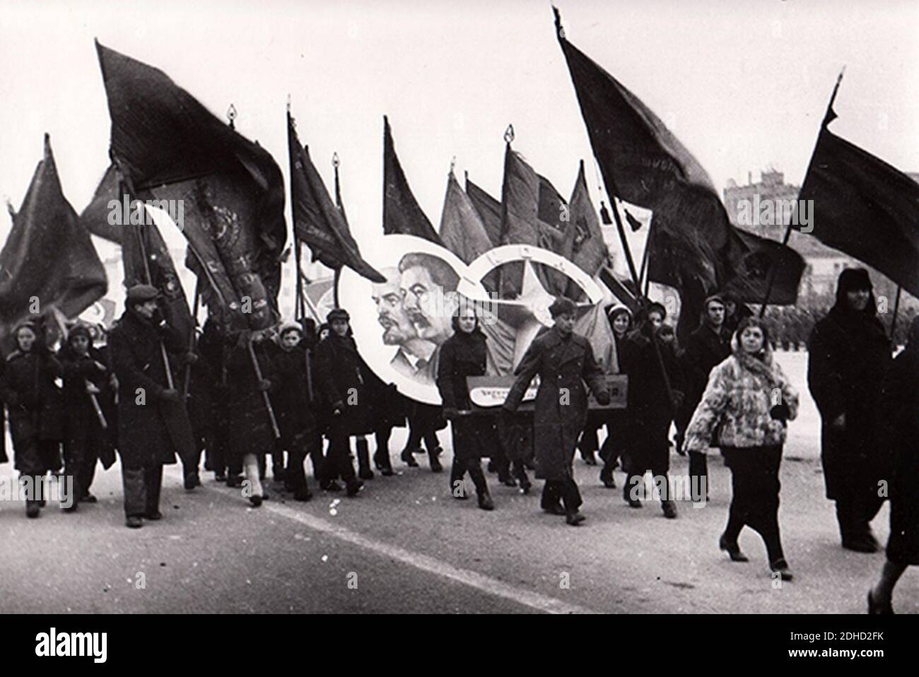 Куйбышев 7 ноября 1941 года. Парад Куйбышев 1941. 7 Ноября 1941г парад в Куйбышеве. Военный парад 7 ноября 1941 года в Куйбышеве. Самара в 1941 году.