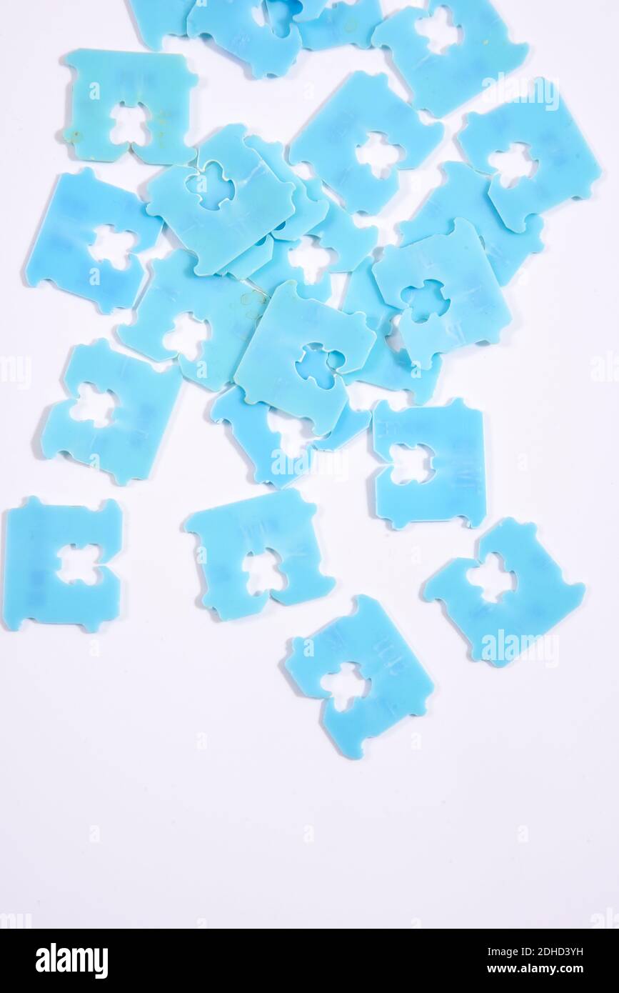 https://c8.alamy.com/comp/2DHD3YH/price-tag-bread-clip-on-white-background-the-bleu-color-of-plastic-tags-on-bread-bag-use-to-tell-you-which-day-of-the-week-bread-was-baked-on-2DHD3YH.jpg