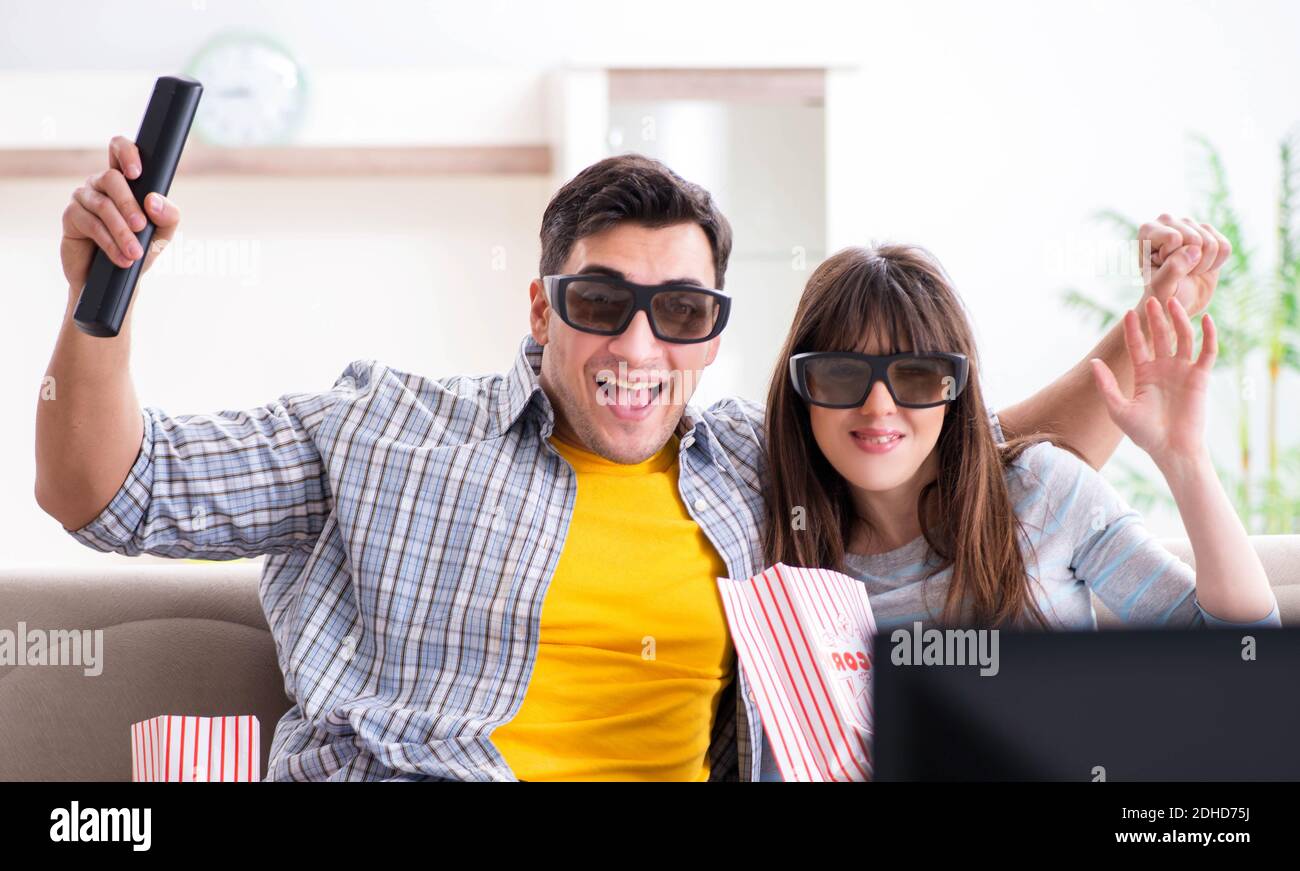 Family watching 3d movie home hi-res stock photography and images - Alamy