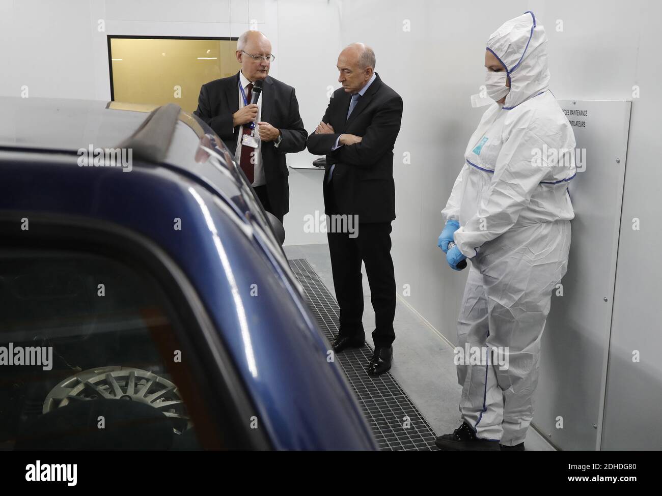 French Interior Minister Gerard Collomb (C) listens to Xavier Espinasse (L), head of the regional forensic identification service, as he visits the cyanoacrylate room of the Paris judiciary police regional directorate (DRPJ), on October 19, 2017, on the inauguration day of the new Paris Judiciary Police (PJ) headquarters aka 'Bastion', in Paris. Photo by Francois Guillot/Pool/ABACAPRESS.COM Stock Photo