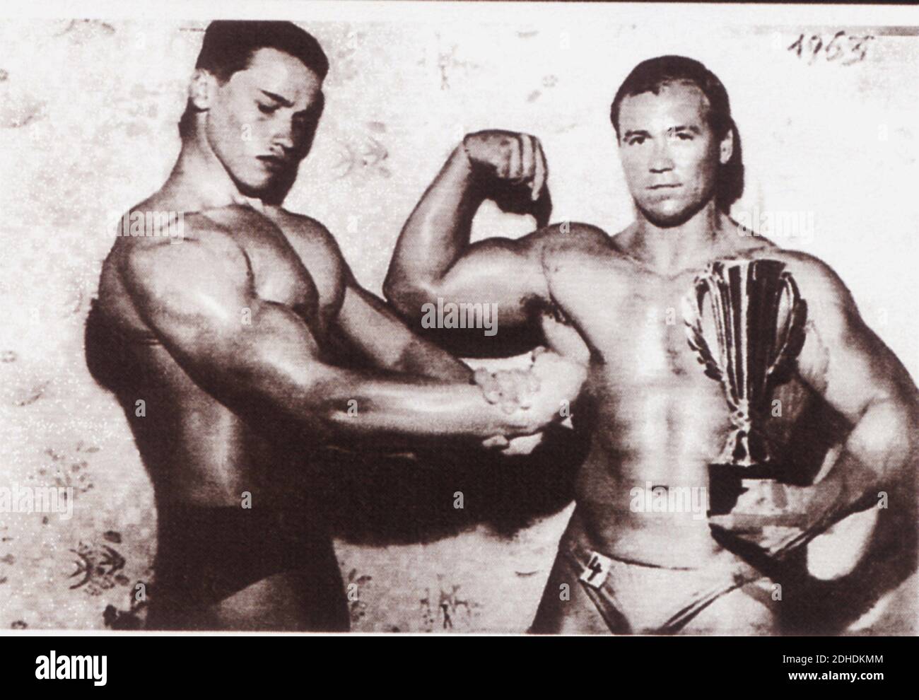 1963 , Graz , Austria : The young actor  16 years old ARNOLD SCHWARZENEGGER ( born in 1947 , Graz , Austria ) aspiring to title of Mister Austria with his close friend REINHARD OSWALD - MOVIE - CINEMA - BODYBUILDER - BODYBUILDING - FITNESS - CULTURISMO - CULTURISTA - muscoli - muscles - BEEFCAKE - muscleman - snapshot - candid - Personalità da giovani ragazzi - giovane ragazzo  - PERSONALITY when was YOUNG BOY - precelebrity - pre-celebrity  - attore ----  Archivio GBB Stock Photo