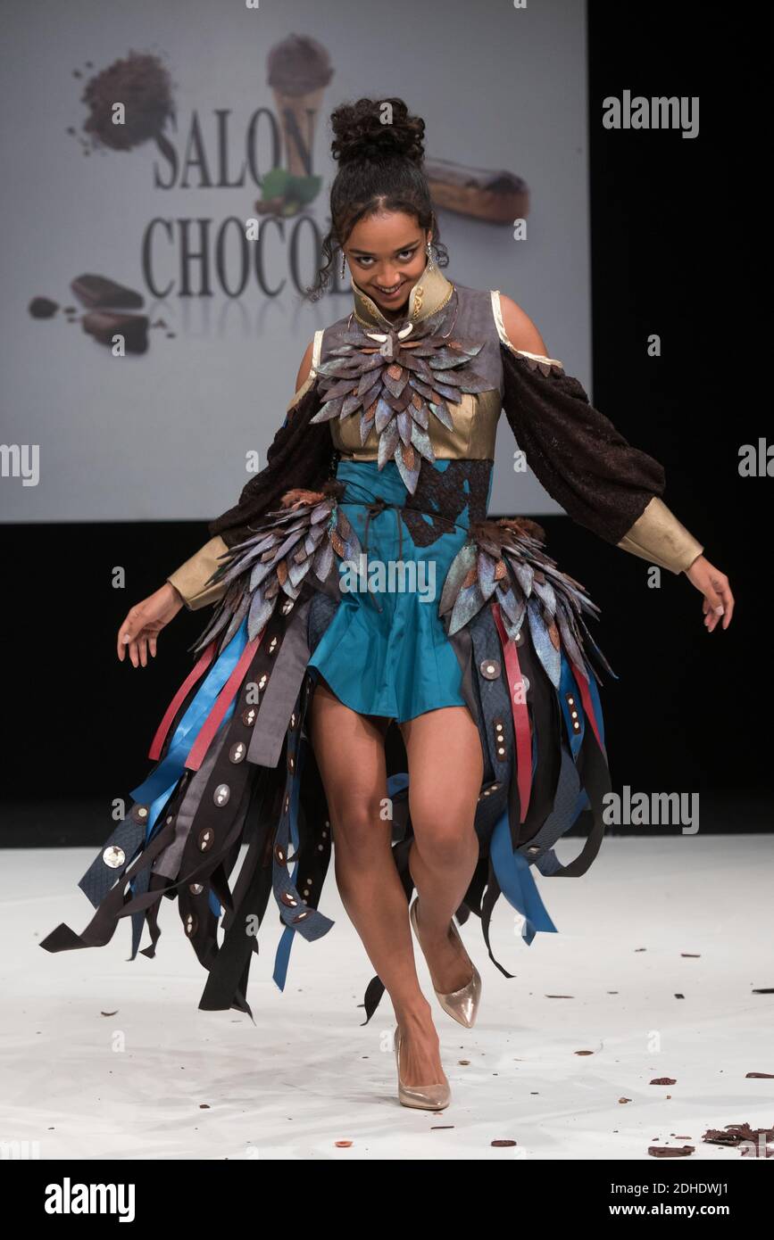 Lucie Vagenheim defile dans une robe creee par le styliste Cassandra