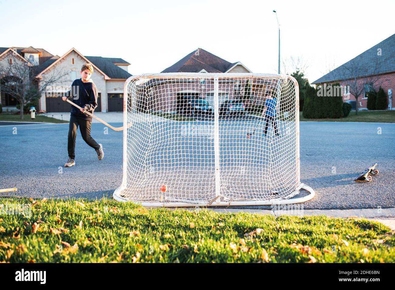 Boys playing street hockey hires stock photography and images Alamy