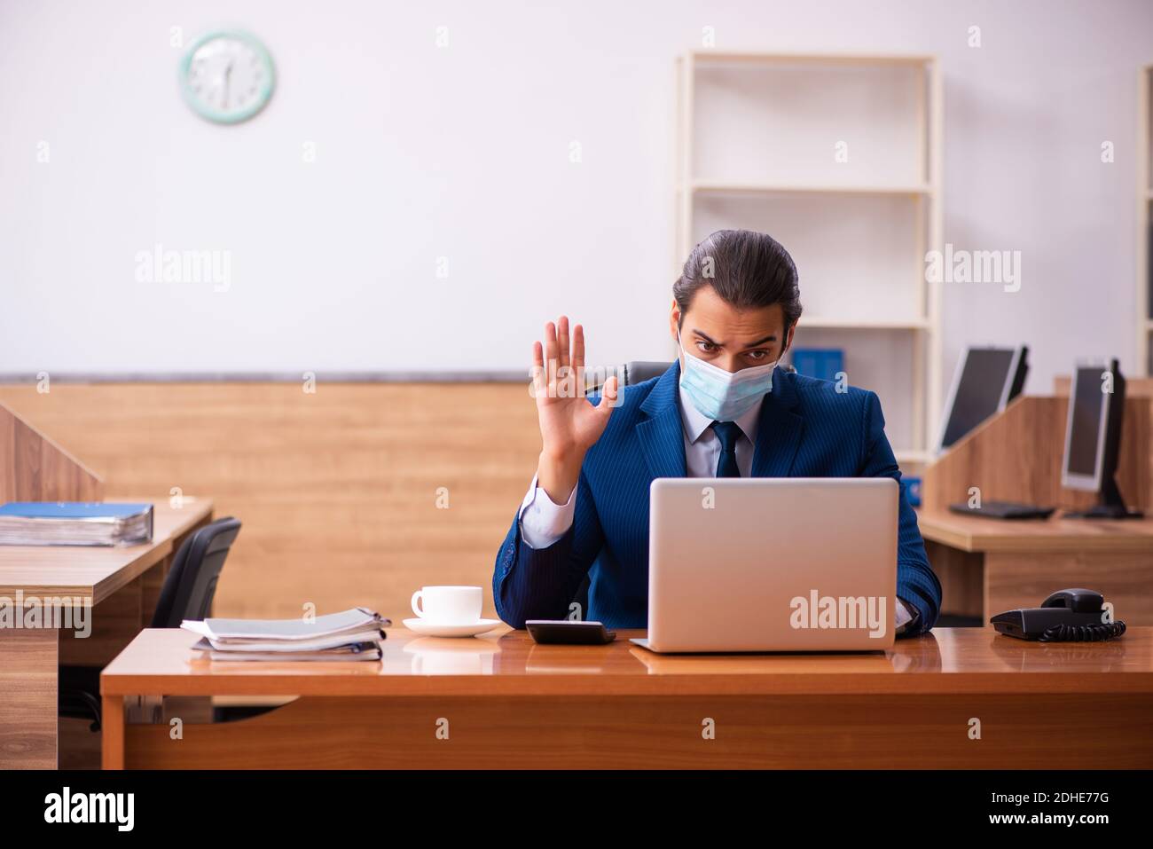 Man wearing mask waving laptop hi-res stock photography and images - Alamy