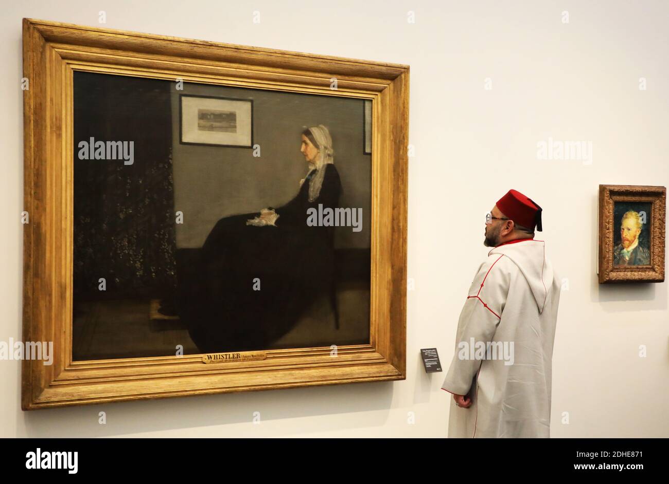 Moroccan King Mohammed VI Looks At A Painting Titled Whistler s Mother Moroccan King Mohammed VI Looks At A Painting Titled Whistler s Mother