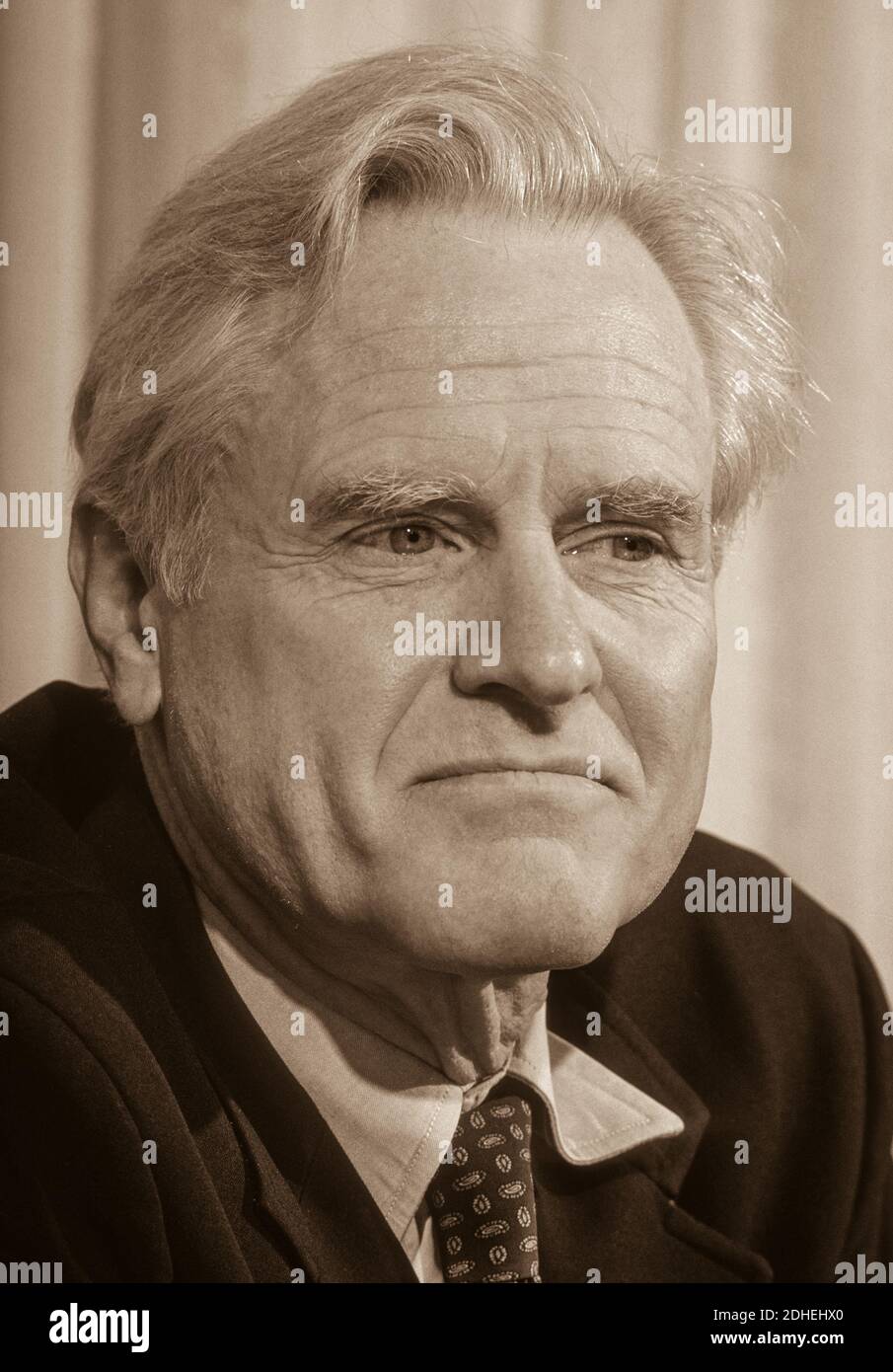 CAMBRIDGE, MASSACHUSETTS, USA, OCTOBER 17, 1990 - Henry W. Kendall, nobel prize winner, physics, at MIT, during news conference. Stock Photo