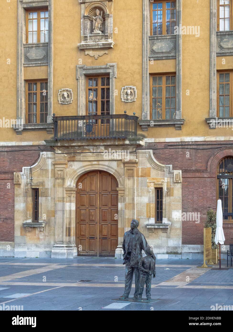 The bronze statue of Father and Son (Padre et Hijo) by Jesus Trapote