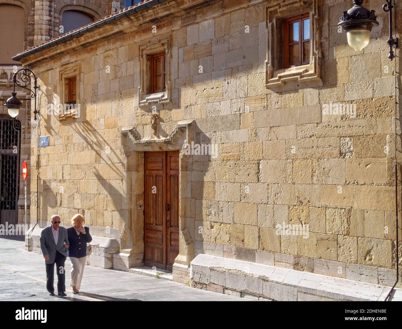 Elderly couple walks on the Cien Doncellas street (calle) - Leon, Castile and Leon, Spain Stock Photo