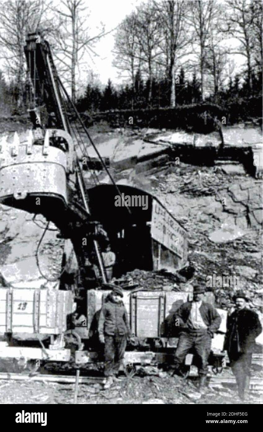 La construction de la ligne 163a Betrix-Muno (1900-1914) - Battre un mine deblayer a l'aide d'une grue a vapeur et d'un decauville (Photo Louis Lenzen, barbier puis photographe a Betrix, Stock Photo