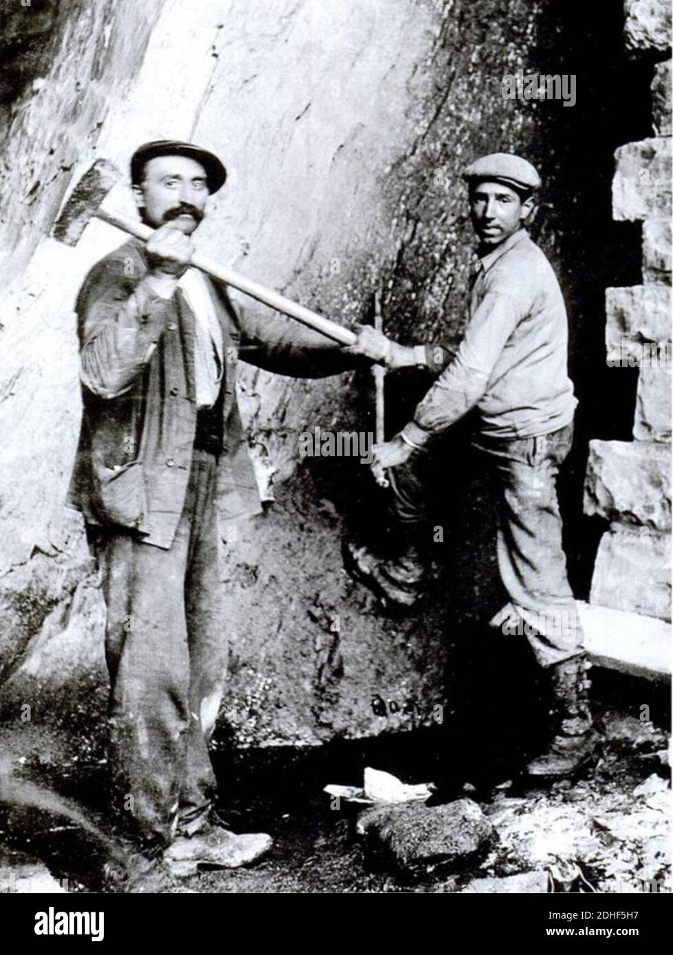 La construction de la ligne 163a Betrix-Muno (1900-1914) - Battre un mine deblayer a l'aide d'une grue a vapeur et d'un decauville (Photo Louis Lenzen, barbier puis photographe a Betrix, Stock Photo