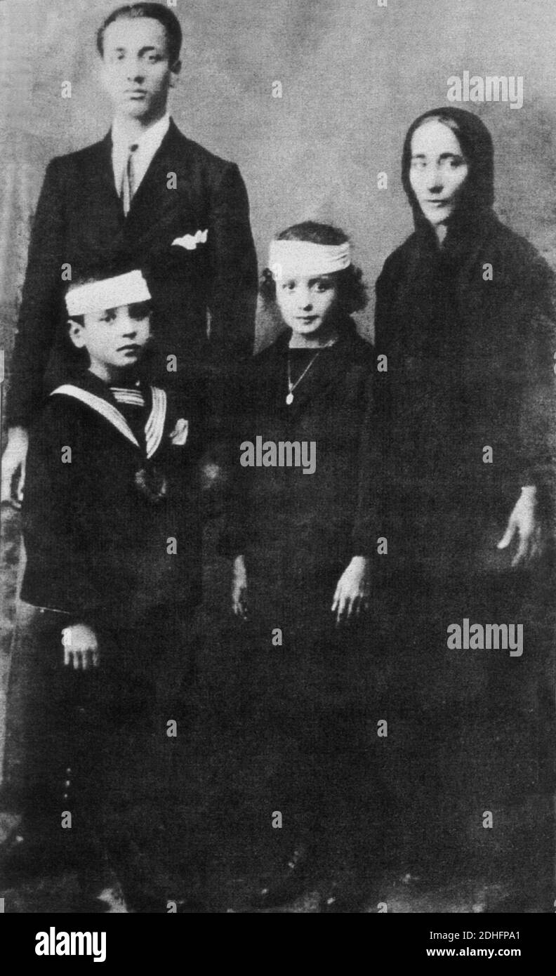 1921 , may  : MOTHER THERESA  ( born Agnes Gonxha Bojaxhiu , Skopje 1910 - Calcutta , India 1997 )  at 11 years old  with his brother Lazar and parents Nikola and Dranafile the day of catholic Confirmation .  NOBEL prize award  winner for the PEACE in 1979 . - beato - beata - blessed - chiesa cattolica - catholic church - religione - religion - ritratto - portrait - celebrità  personalità da giovane giovani bambini bambino piccoli  - celebrity personality when was little  young  child baby - santo - santa - santi - santità - MADRE TERESA DI CALCUTTA  - giorno della Cresima ----   Archivio GBB Stock Photo