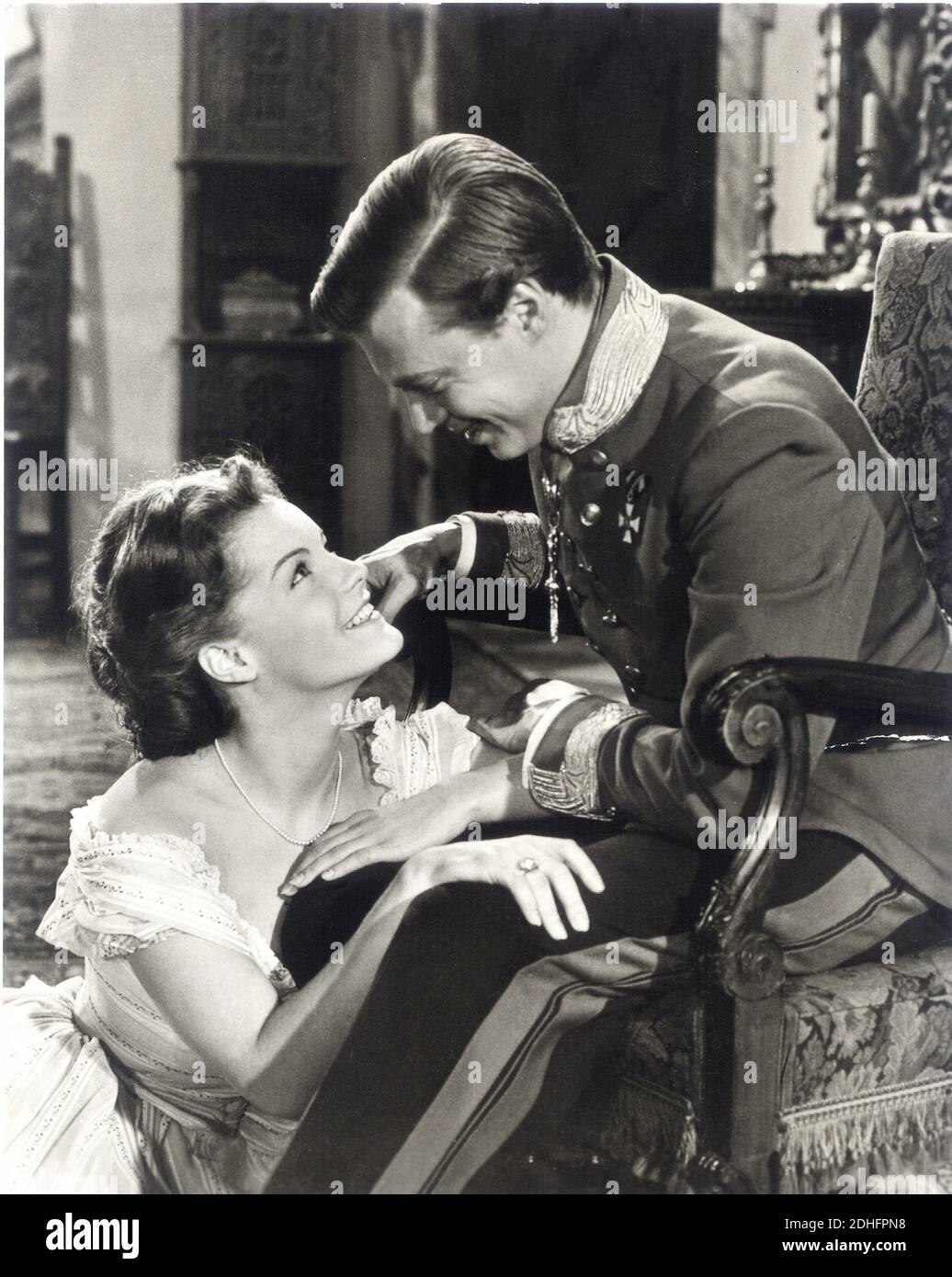 1956 , AUSTRIA :  The movie actress  ROMY  SCHNEIDER ( 1938 - 1982 )  as the Queen Empress SISSI DE JOUNGE KEIZERIN  Elisabeth Absburg of Austria in   '  Sissi  '  by Ernst Marischka , whit her KARL HEINZ BOHM as the Kaiser Franz Josef - ATTRICE - MOVIE - FILM - CINEMA - ASBURGO - ABSBURGO -  portrait - ritratto  - sorriso  - diamanti - diamonds - anello di  diamante - diamond ring  - jewellery - jewel - jewels - gioiello - gioielli - collana  - necklace - pearls - perle - perla - pearl - lovers - innamorati - amanti - love scene - amore - marito e moglie - wife and housband - SCENA D' AMORE - Stock Photo