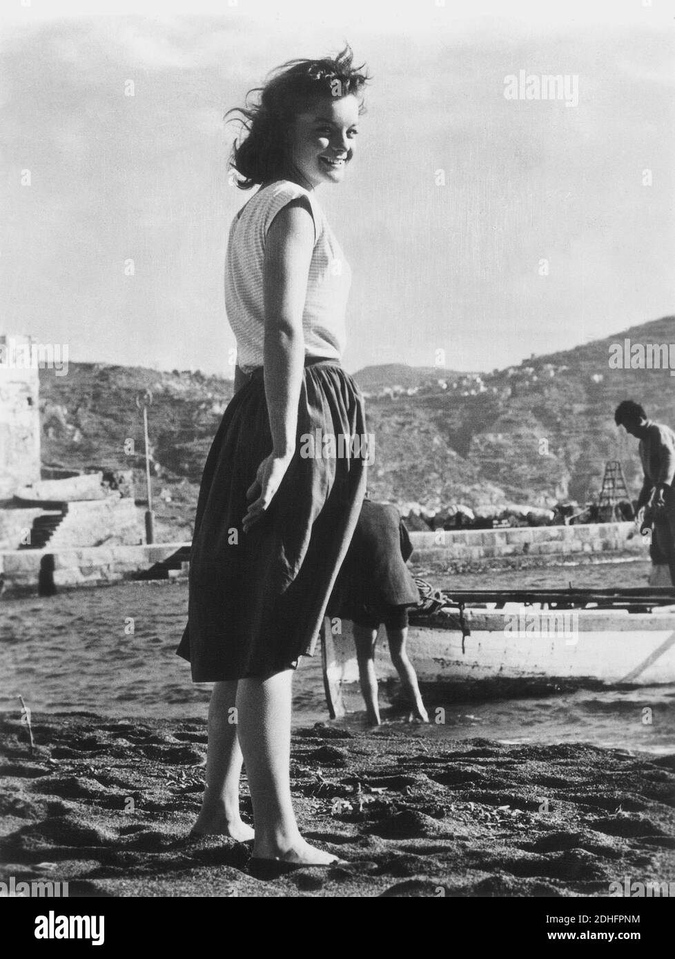 1956 , FRANCE : The movie actress  ROMY  SCHNEIDER ( 1938 - 1982 )  in ROBINSON SOLL NICHT STERBEN ( The girl and the legend of Robinson Crusoe  - Le avventure di Robinson ) by Josef Von Baky  - ATTRICE - MOVIE - FILM - CINEMA - ASBURGO - ABSBURGO - CINEMA -  portrait - ritratto  - smile - sorriso - piedi nudi - barefoot  ----   Archivio GBB Stock Photo