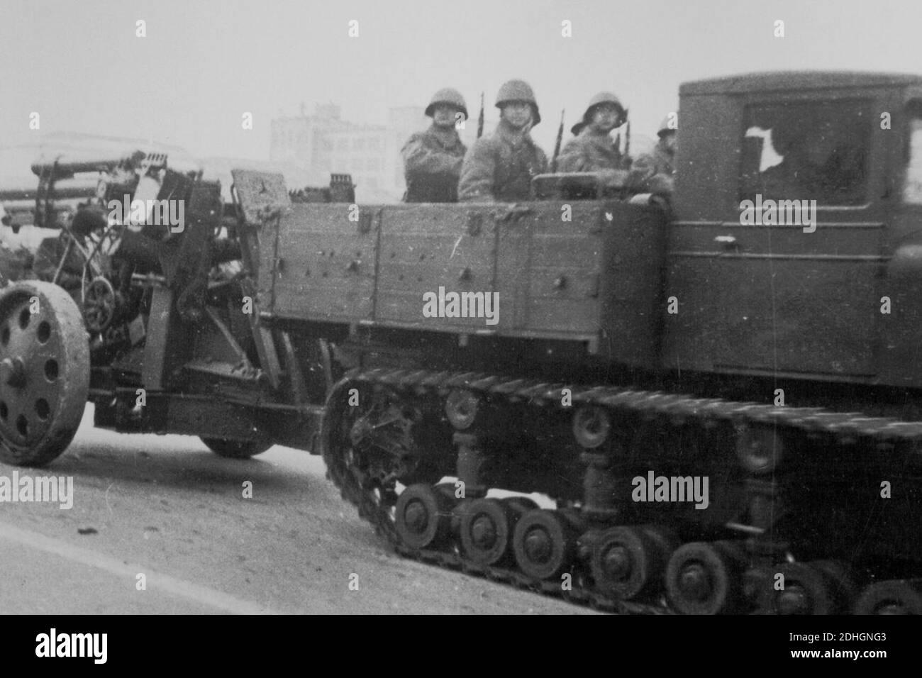 Урок мужества парад 7 ноября 1941 года. Артиллерия на параде 1941 года Куйбышев. Парад в Куйбышеве 1941 года техника т20. Артиллерия на параде 7 ноября 1941 года. Тягачи в параде в 1941 году.