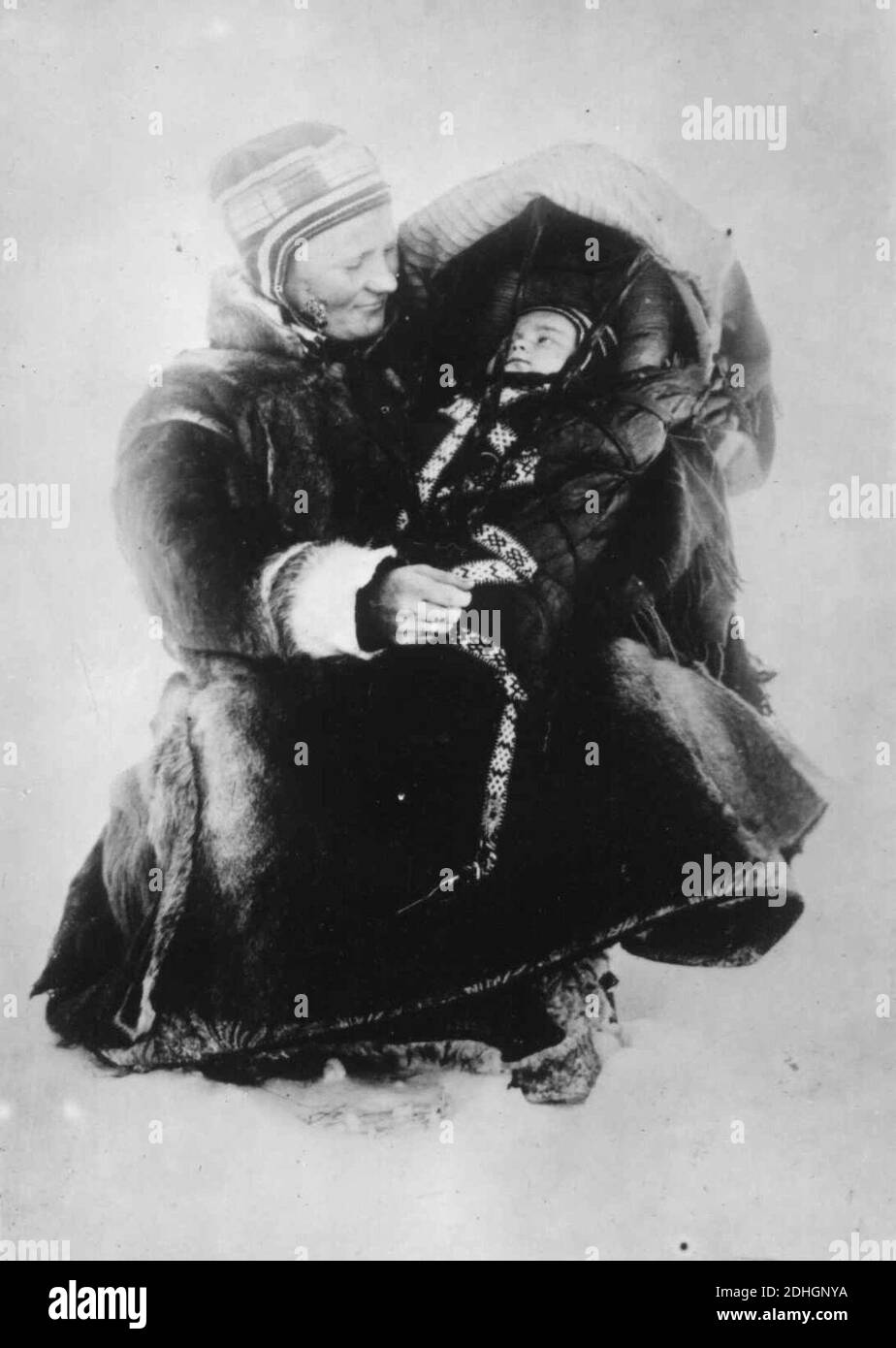 Kvinne med et barn i komse, Marit Banne med datteren Inga, Sør-Varanger, Finnmark Stock Photo
