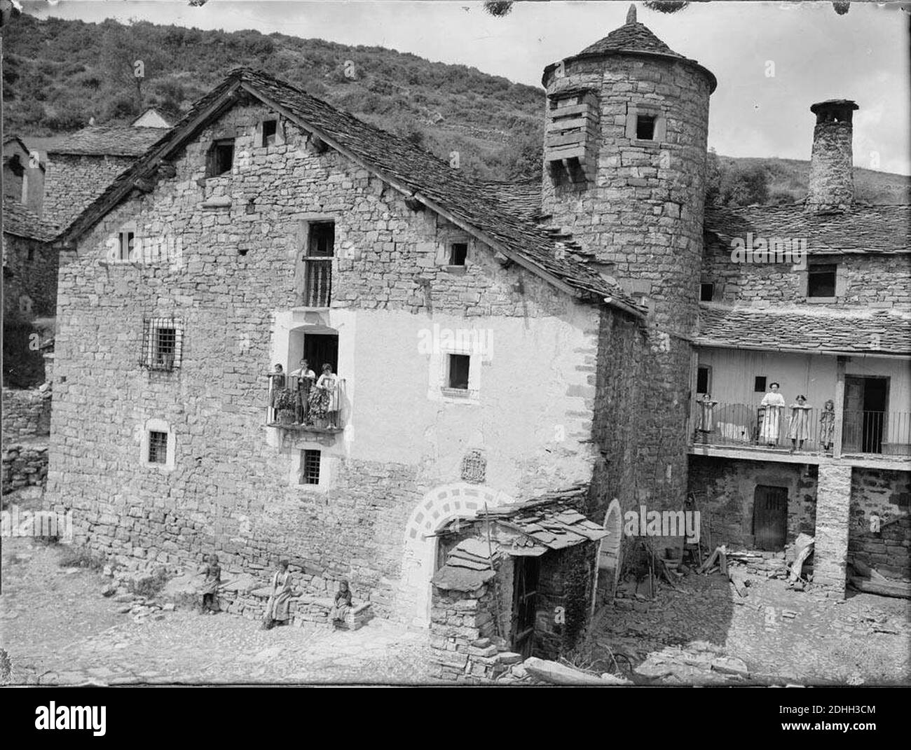 La casa de Carles Borsuel, casa Ruba, amb una torre circular i gent als  balcons Stock Photo - Alamy