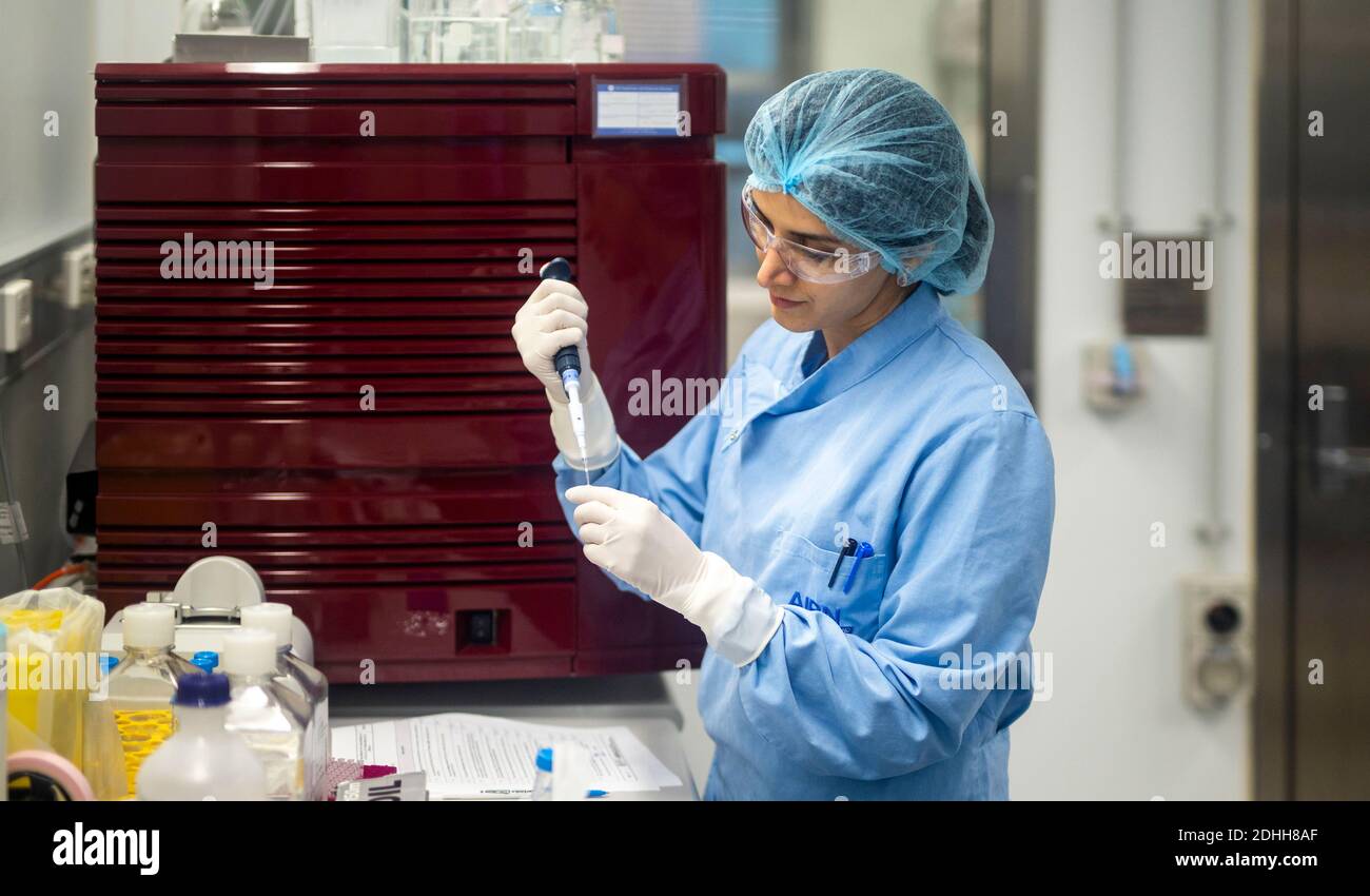 (201211) -- SYDNEY, Dec. 11, 2020 (Xinhua) -- File photo taken on April 1, 2020 shows a researcher working at a lab of the University of Queensland (UQ) in Brisbane, Australia. An Australian COVID-19 vaccine under development by the University of Queensland (UQ) and local biotech firm CSL will not progress to Phase 2/3 trials after returning false positive HIV test results. (University of Queensland/Handout via Xinhua) Stock Photo