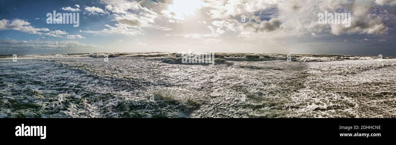 Big foamy waves hi-res stock photography and images - Alamy