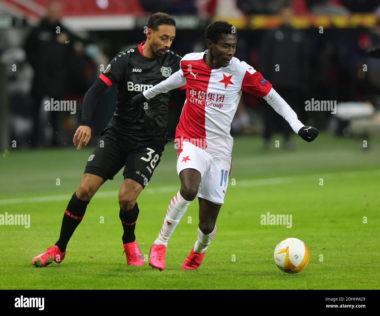 Leverkusen, Deutschland. 10th Dec, 2020. firo: 10.12.2020 Football, UEFA  EUROPA LEAGUE, EL, Season 2020/2021, Bayer 04 Leverkusen - Slavia Prague 4:  0 Oscar DORLEY, Prague, right versus BELLARABI | usage worldwide Credit:  dpa/Alamy Live News Stock ...