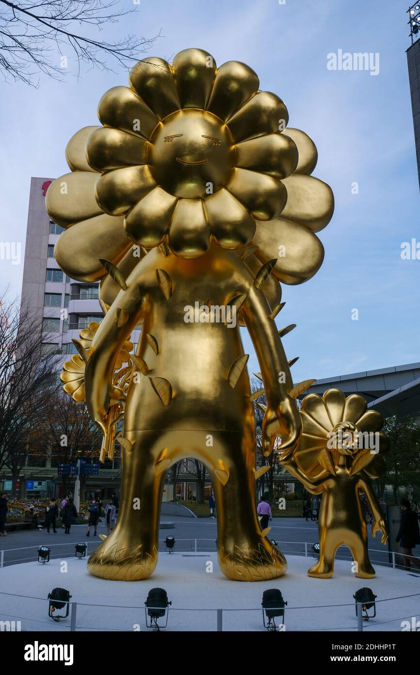 A giant gold flower statue by Japanese artist Takashi Murakami in Roppongi Hills, Tokyo, Japan. Stock Photo