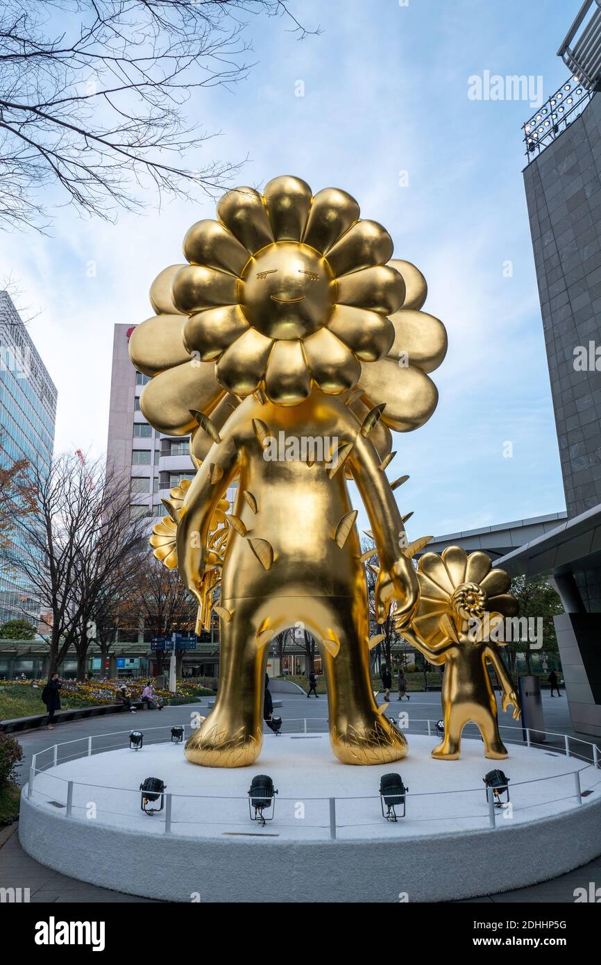 A giant gold flower statue by Japanese artist Takashi Murakami in Roppongi Hills, Tokyo, Japan. Stock Photo