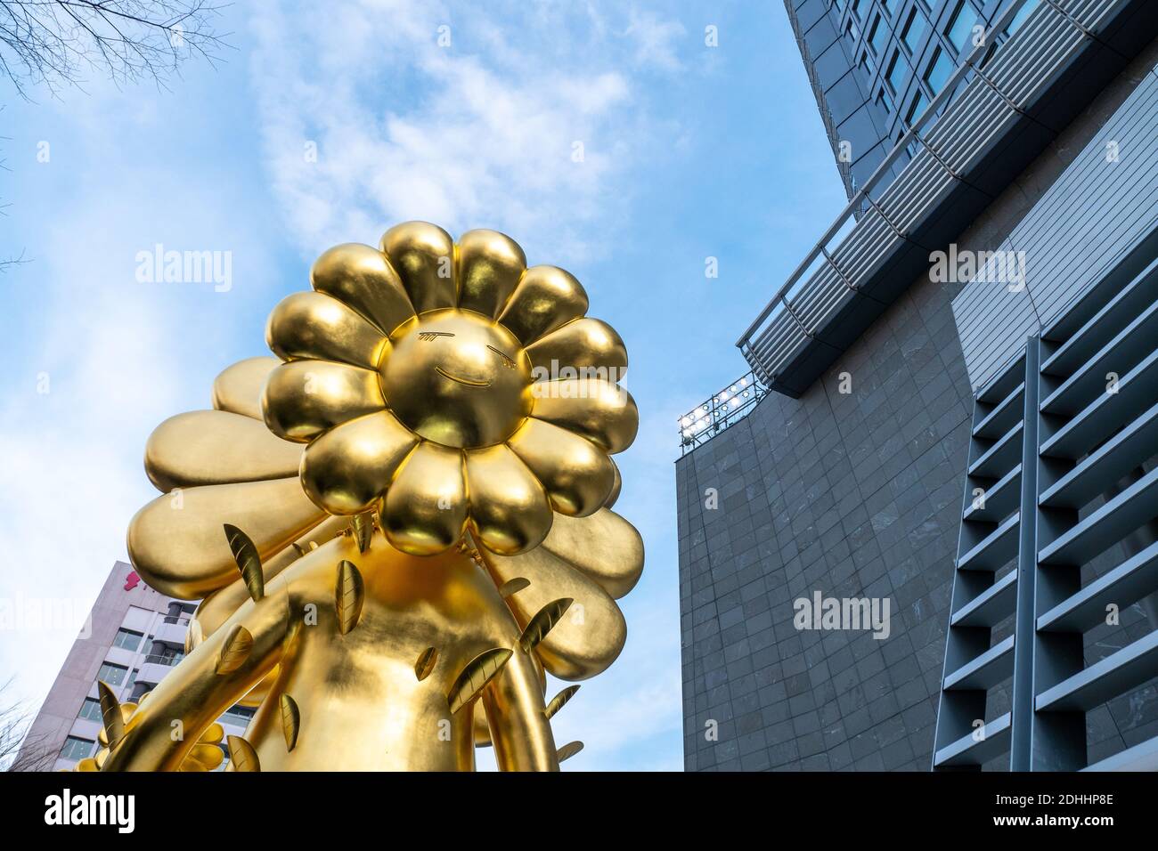 ロクロク星人 takashi murakami roppongi hills Takashi Murakami has added a 10m-tall golden statue to