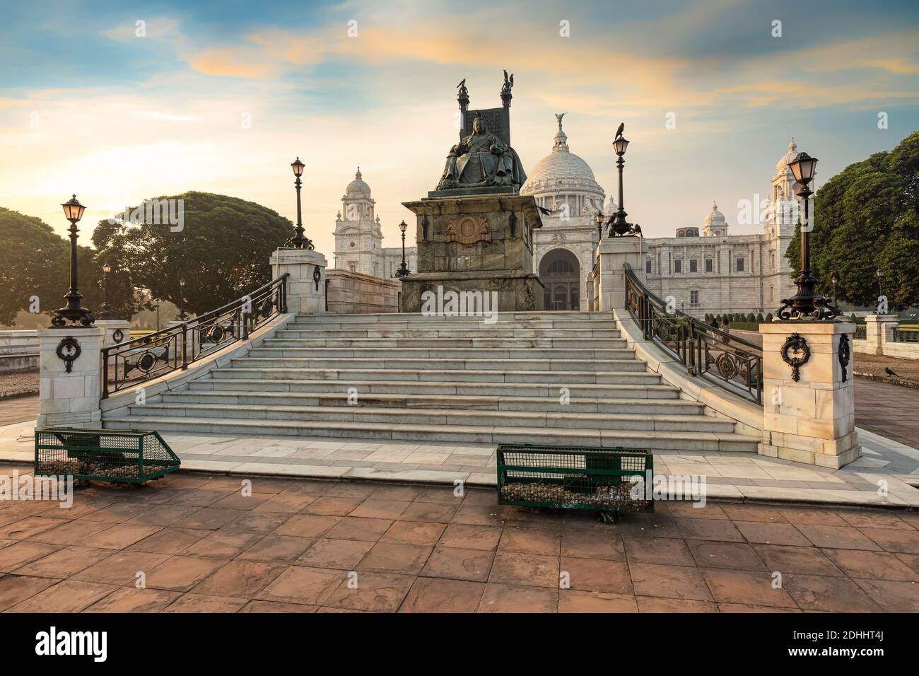 Bronze statue of Queen Victoria at the Victoria Memorial monument