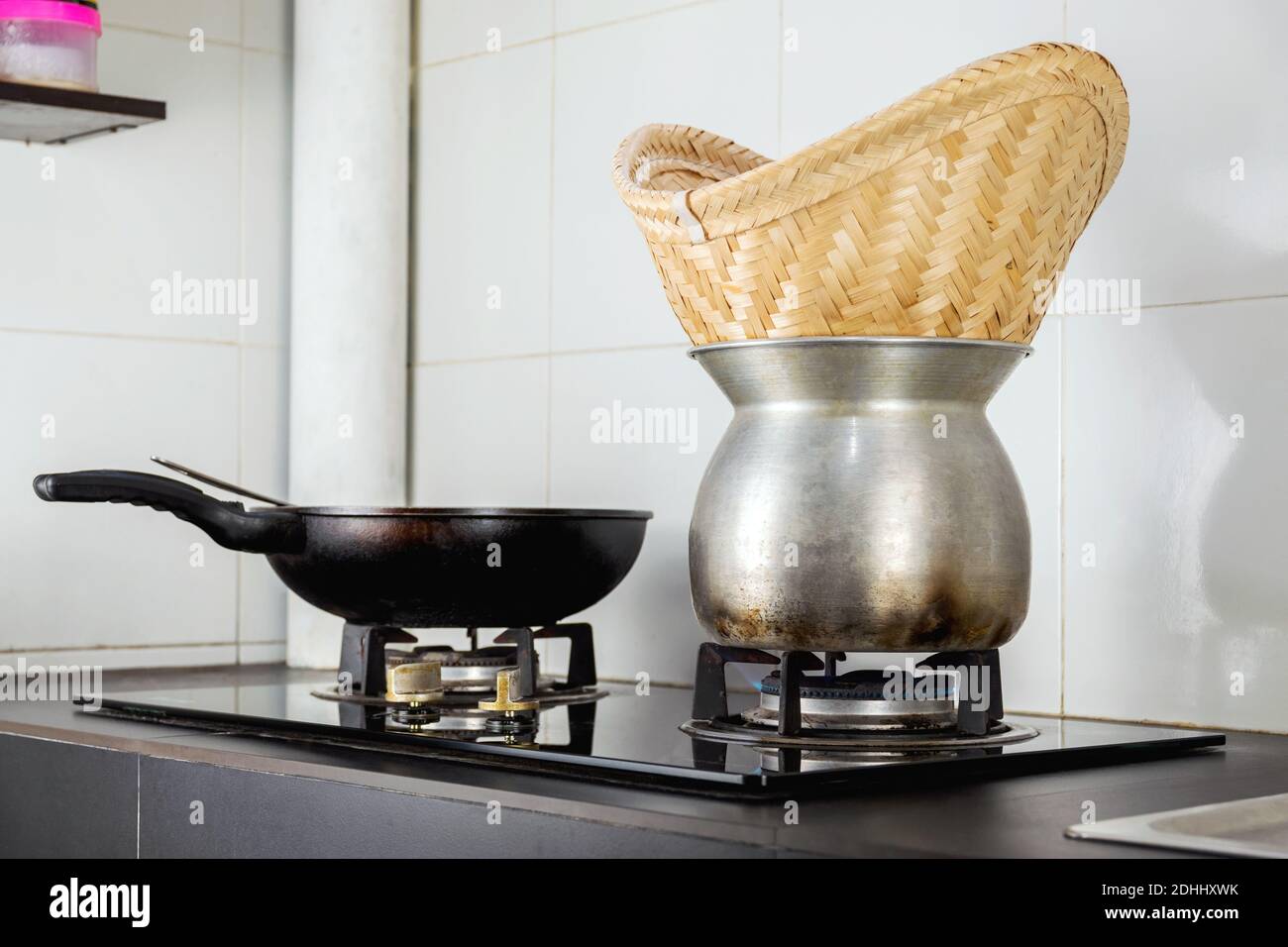 Turn on the gas stove to steam the sticky rice and cook in the kitchen