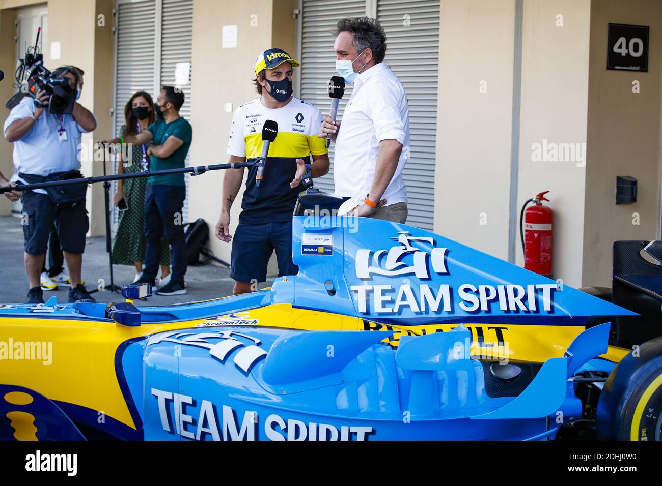 ALONSO Fernando (spa), with Franck Montagny, former team mate and Canal+ TV commentator, alongside the Renault R25 of 2005, during the Formula 1 Etihad Airways Abu Dhabi Grand Prix 2020, from December