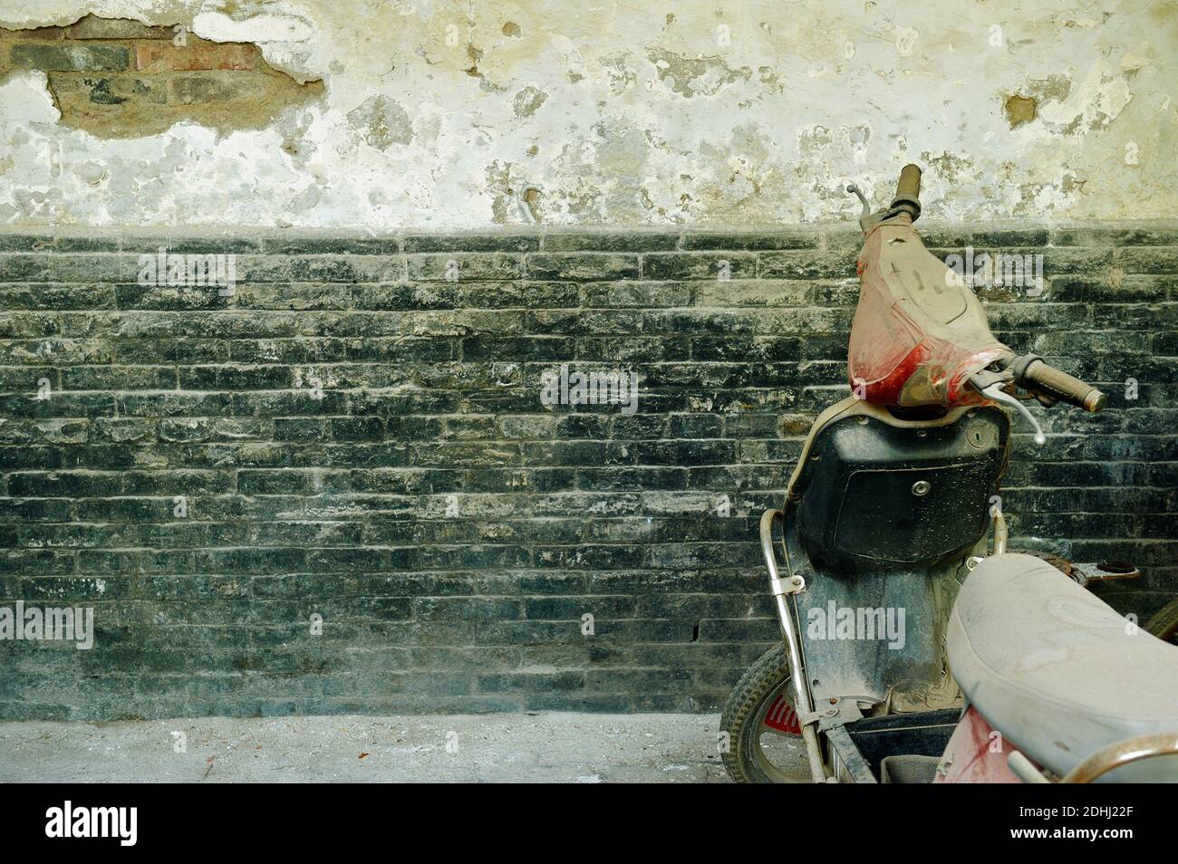 Old vespa scooter roadside hi-res stock photography and images - Alamy