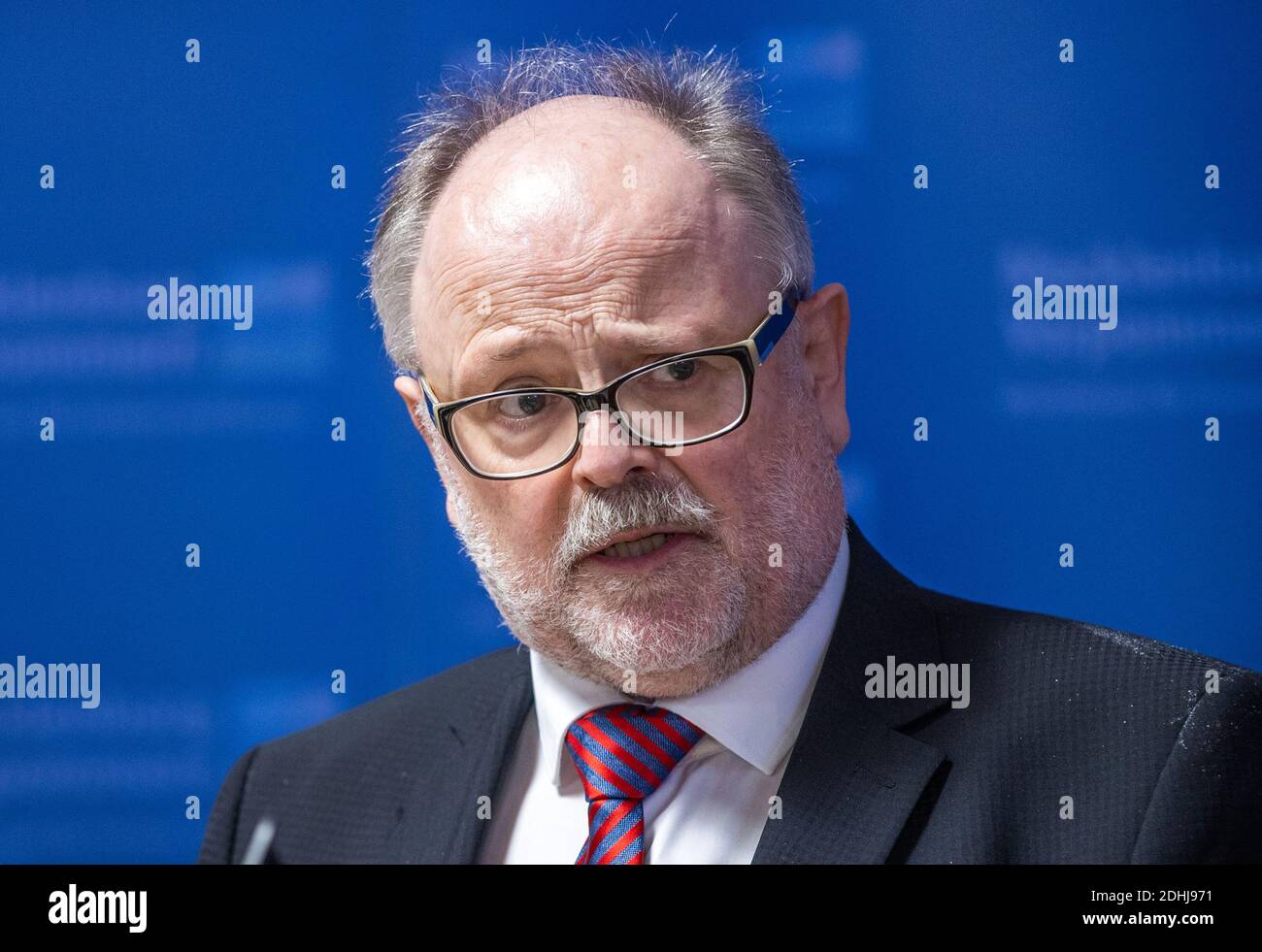 Schwerin, Germany. 12th Nov, 2020. Reinhard Müller, Head of the Department for the Protection of the Constitution, in the Ministry of the Interior of Mecklenburg-Vorpommern at a press conference to present the 2019 report on the protection of the constitution. Credit: Jens Büttner/dpa-Zentralbild/ZB/dpa/Alamy Live News Stock Photo
