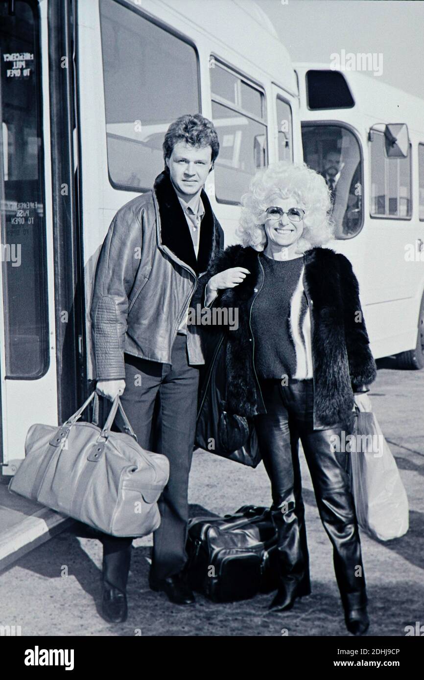 Barbara Windsor and boyfriend Stephen Hollings at London Heathrow Airport, 14th October 1984 Stock Photo