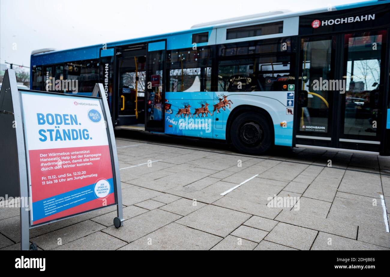 Hamburg, Germany. 11th Dec, 2020. The Hamburger Hochbahn heat bus stands on the sidewalk of the Jungfernstieg. The heat bus of the Hochbahn supports the campaign #wärmegeben by Hanseatic Help and collects donations in kind for homeless people. Credit: Axel Heimken/dpa/Alamy Live News Stock Photo