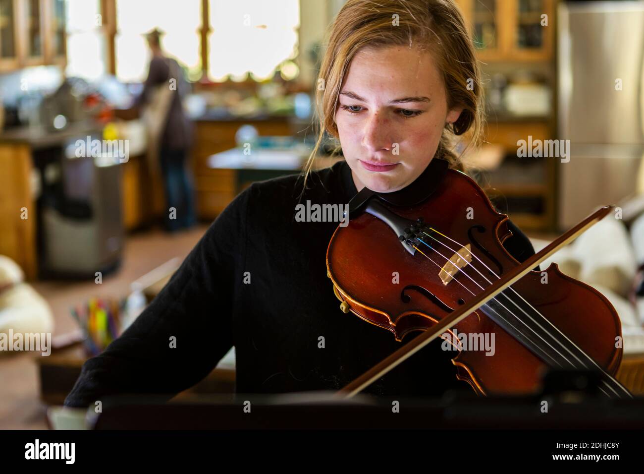 teenage girl practicing violin at home Stock Photo - Alamy