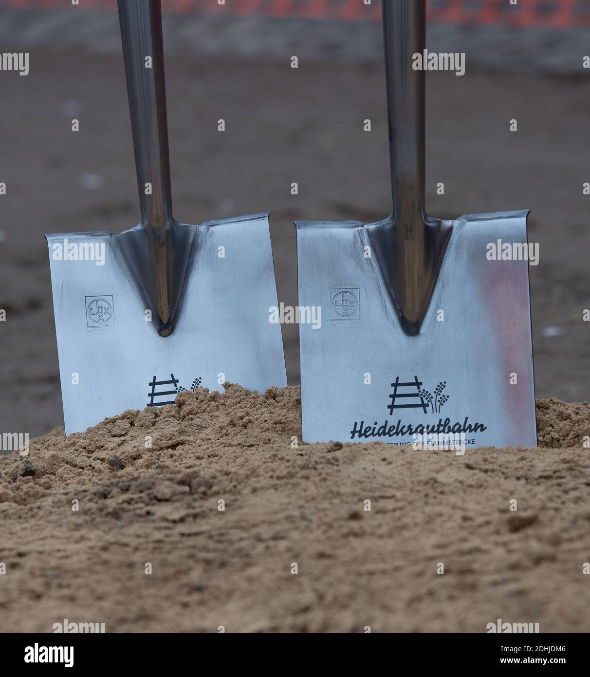 Spades in the ground hi-res stock photography and images - Alamy