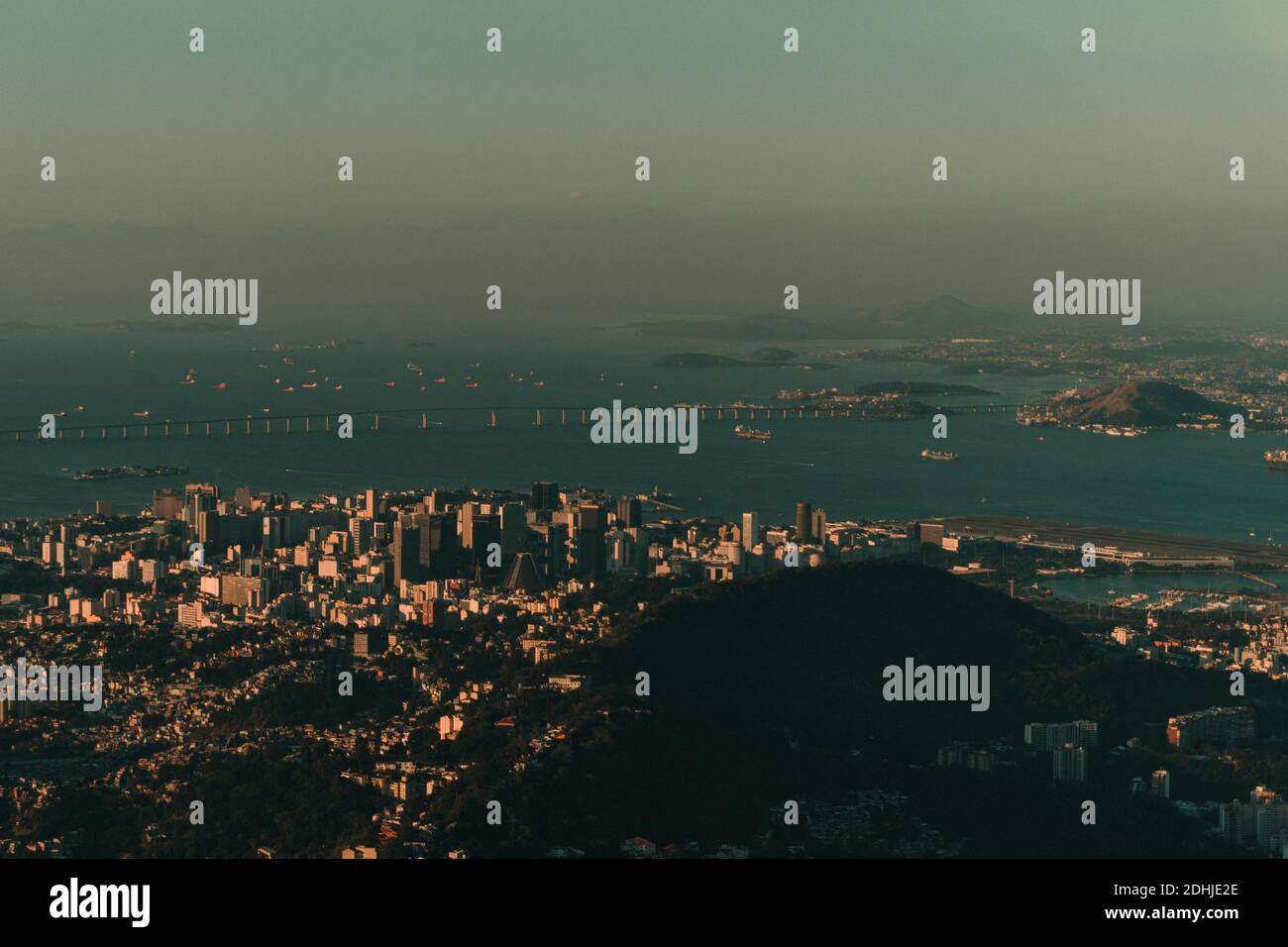 Modern seaside skyline high rise hi-res stock photography and images ...