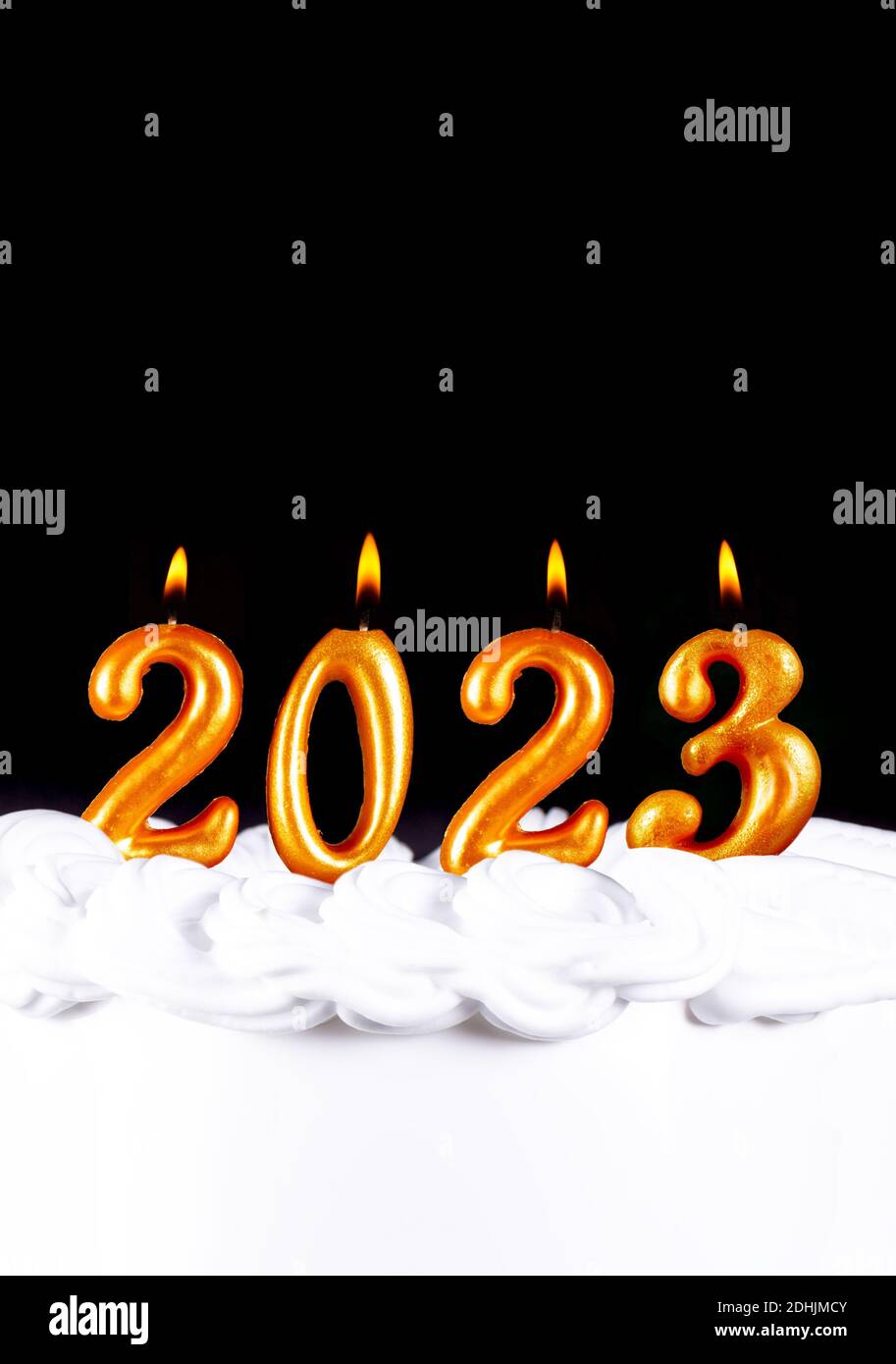 Hãy khẳng định sự sang trọng và lịch lãm của năm mới 2024 với bốn nến vàng viết số. Sự đơn giản và tinh tế của thiết kế sẽ đem lại cho bạn những trải nghiệm độc đáo và tuyệt vời. Hãy cùng chứng kiến và chào đón một năm mới đầy ý nghĩa và may mắn cùng bức ảnh này nhé!
