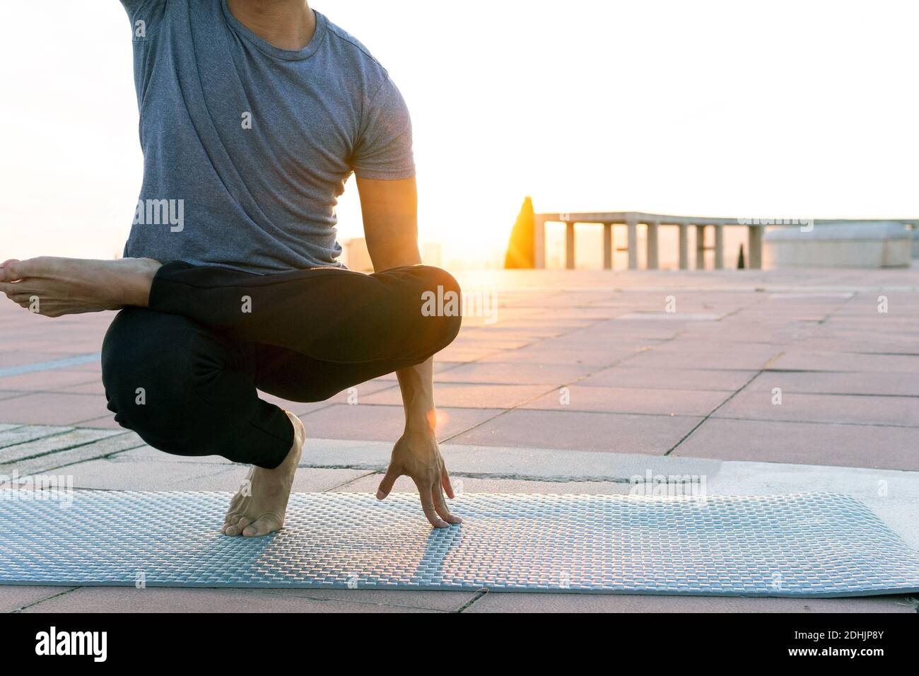 Toe stand pose hi-res stock photography and images - Alamy