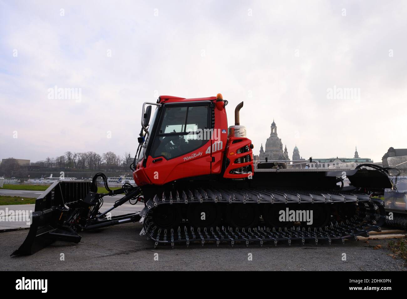Dresden, Germany. 11th Dec, 2020. A snow groomer stands on the banks of the Elbe against the backdrop of the old town on the future competition course for the Ski World Cup. Despite the lockdown in the Free State, the cross-country skiing World Cup sprint competitions will be held on the Königsufer on 19 and 20 December 2020. Credit: Sebastian Kahnert/dpa-Zentralbild/dpa/Alamy Live News Stock Photo