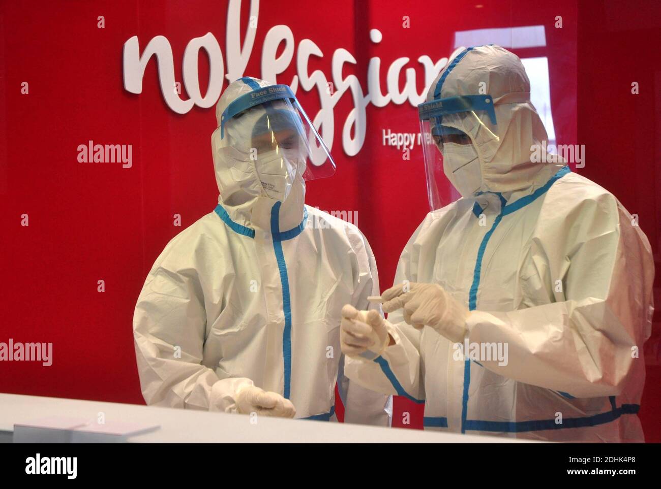 Palermo, Italy. 11th Dec, 2020. Palermo.Coronavirus, Pharyngeal swabs at arrivals at Falcone Borsellino Airport. Ph.Alessandro Fucarini. Editorial Usage Only Credit: Independent Photo Agency/Alamy Live News Stock Photo