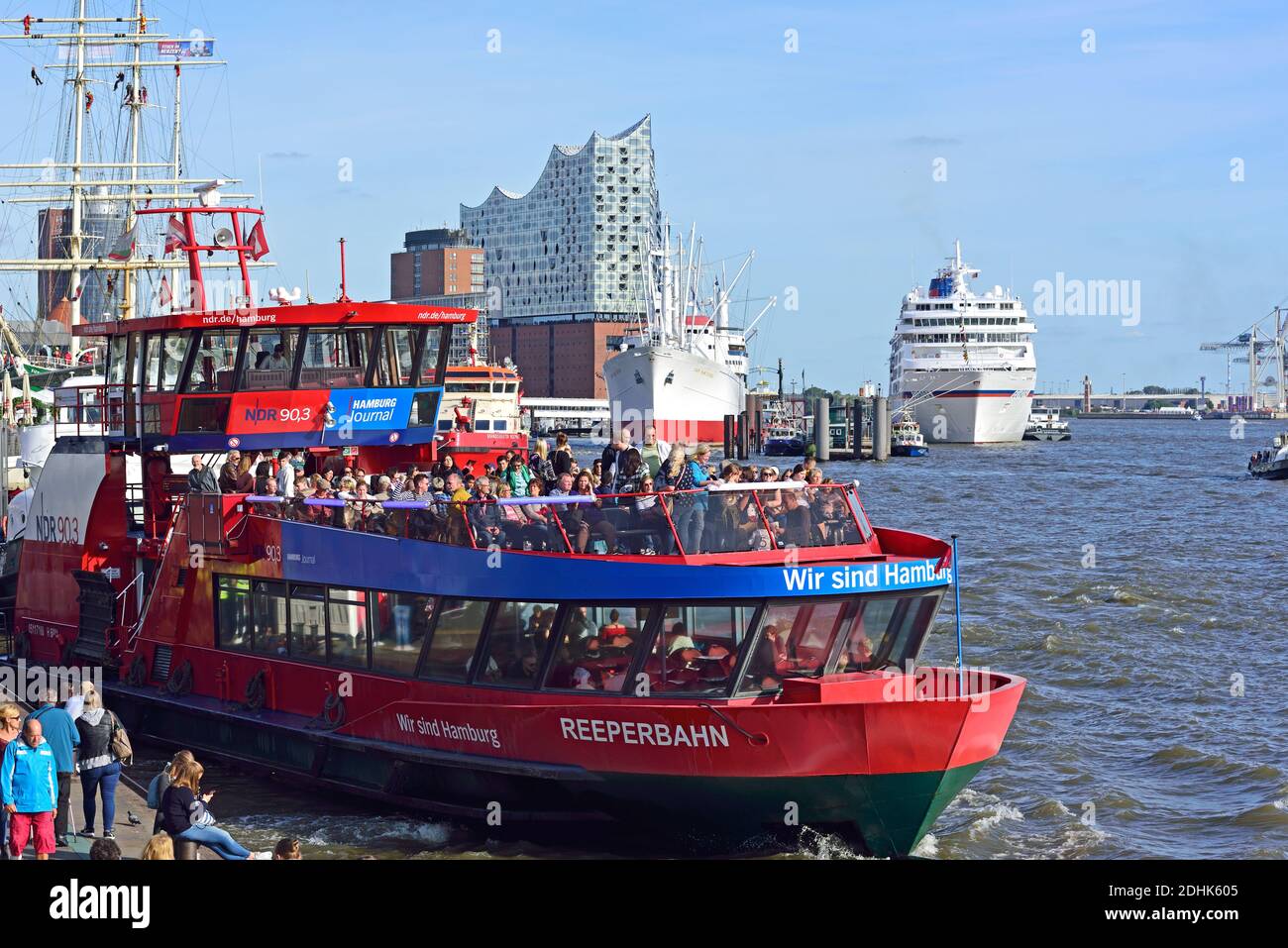 Europa, Deutschland, Hansestadt Hamburg, Elbe, Elbphilharmonie, Glasfassade, Hafenrundfahrt mit Hafenfaehre Stock Photo
